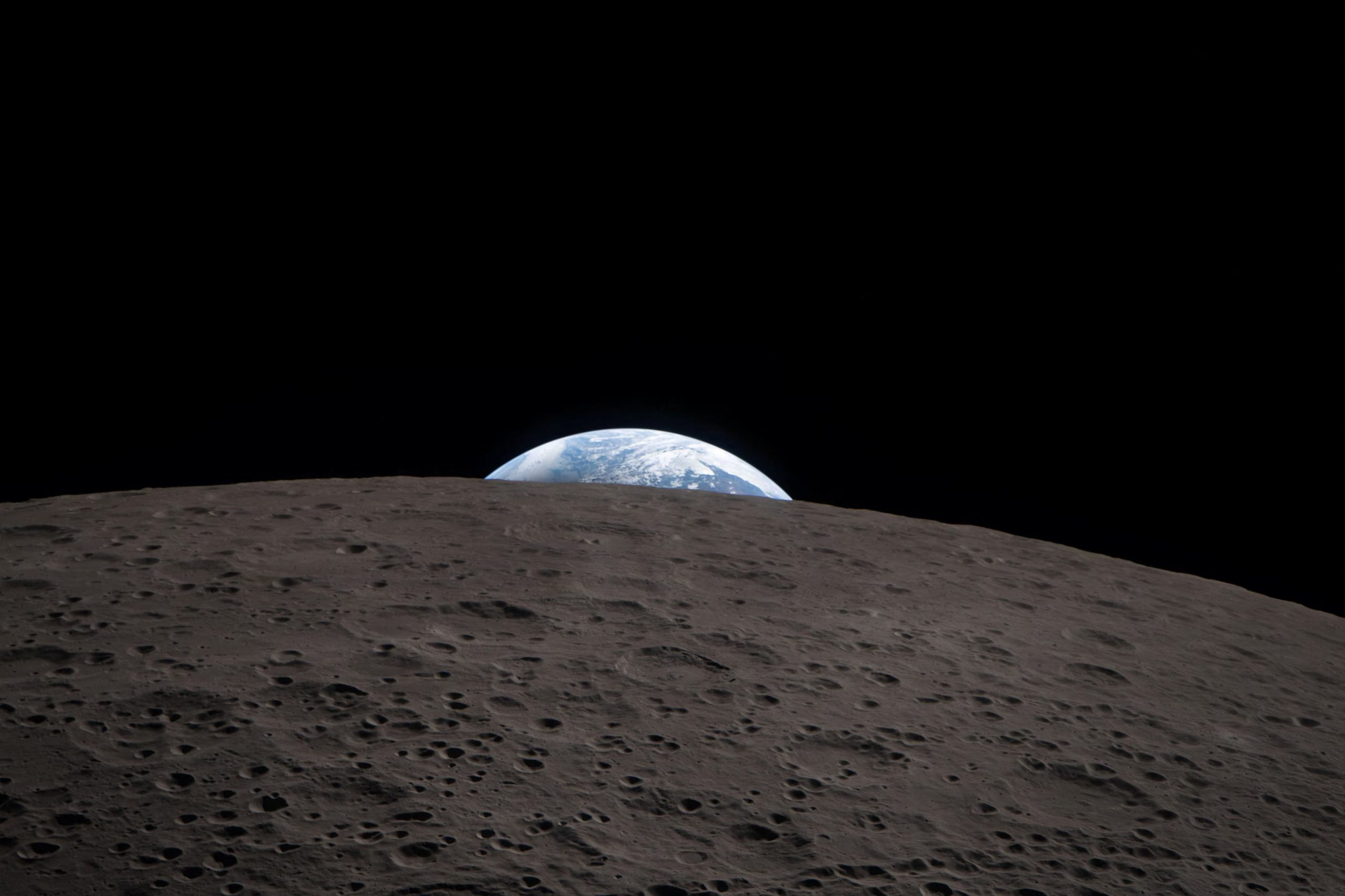 La relatividad general de Einstein explica por qué el tiempo pasa a una velocidad diferente en la Luna, lo que requiere un sistema de cronometraje específico para misiones espaciales. (NASA)