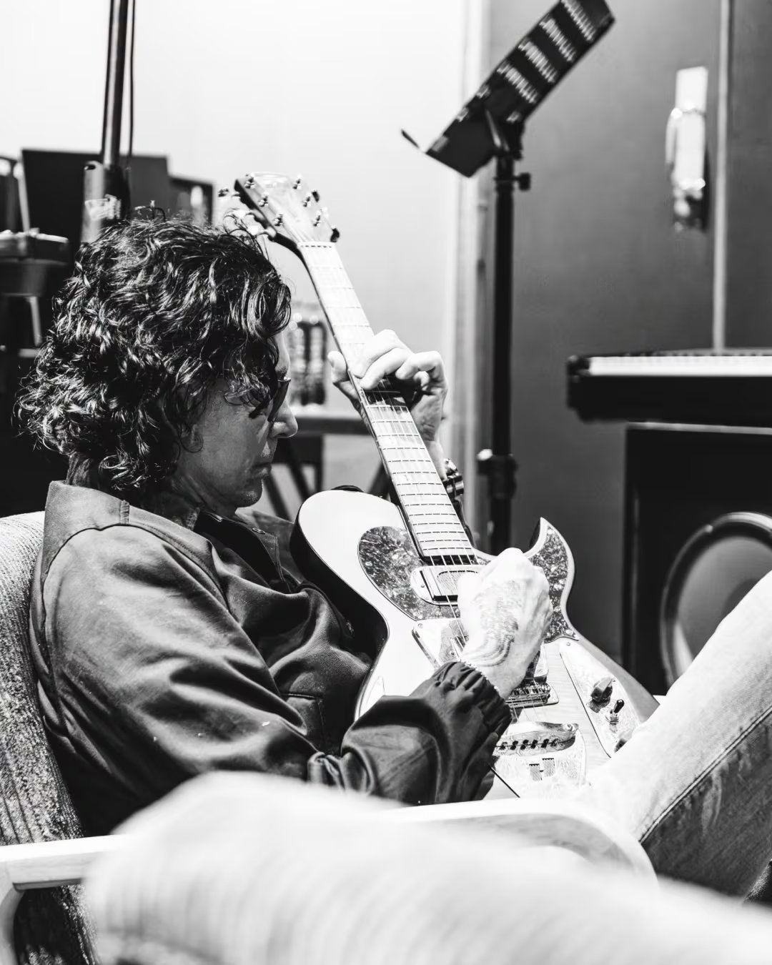 El músico Saúl Hernández, líder de Caifanes, toca una guitarra eléctrica durante el proceso de producción en un estudio de grabación. (Facebook: Caifanes MX)