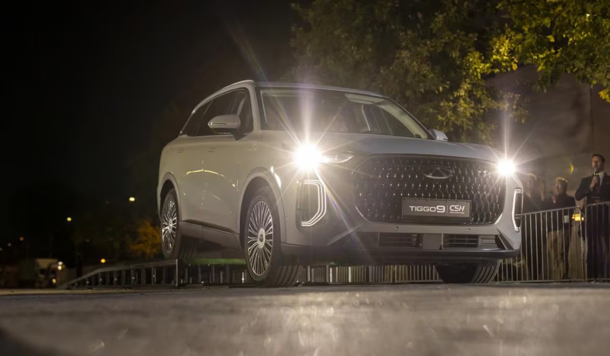 El automóvil circula a una velocidad máxima de 10 km/h dentro del parqueadero mientras identifica peatones, reductores de velocidad y otros vehículos. (Chery)