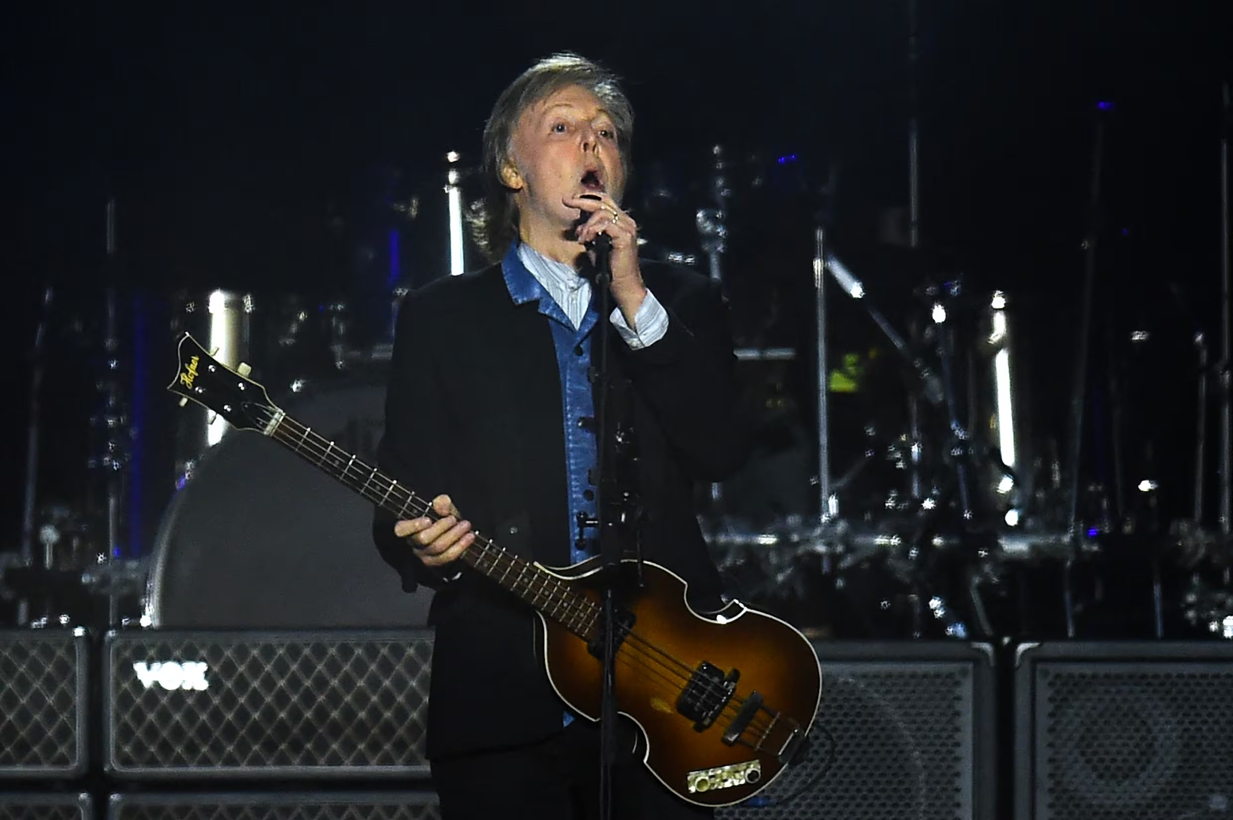 El músico inglés Sir Paul McCartney actúa como parte de su gira «Got Back» en el estadio Centenario de Montevideo, el 1 de octubre de 2024. (Foto de DANTE FERNANDEZ / AFP) 