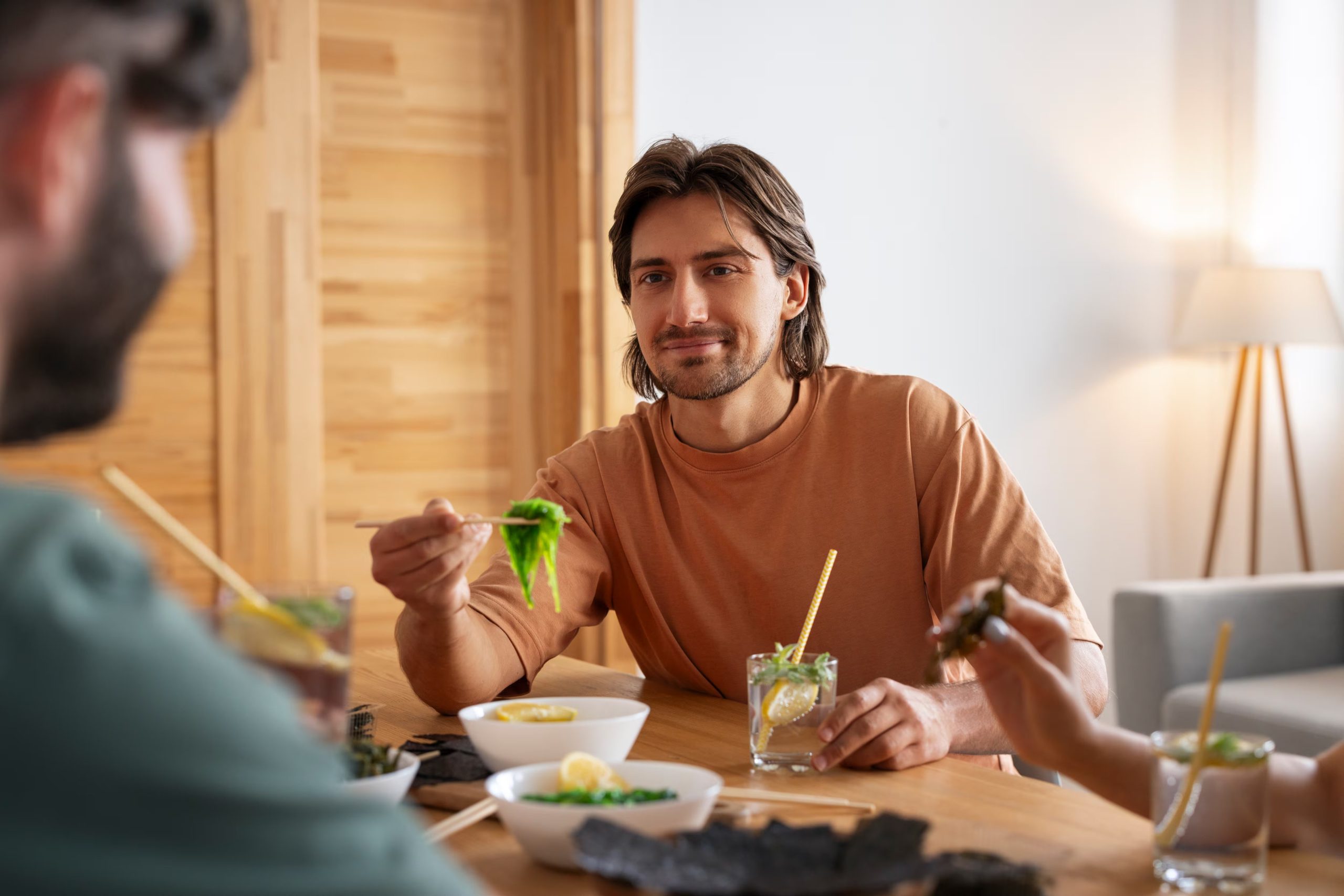 Un grupo de amigos comiendo (Magnific)