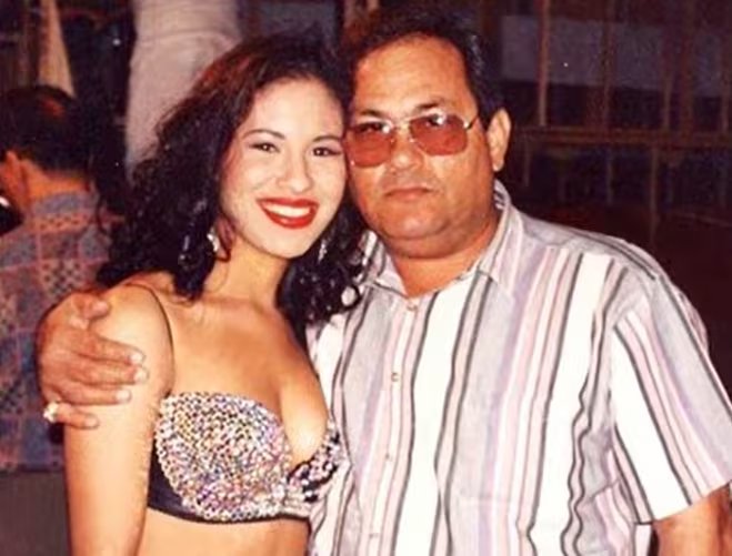 La familia de Selena Quintanilla confrontó a Yolanda Saldívar por irregularidades financieras en la administración de las boutiques de ropa. En la foto: la cantante junto a su padre