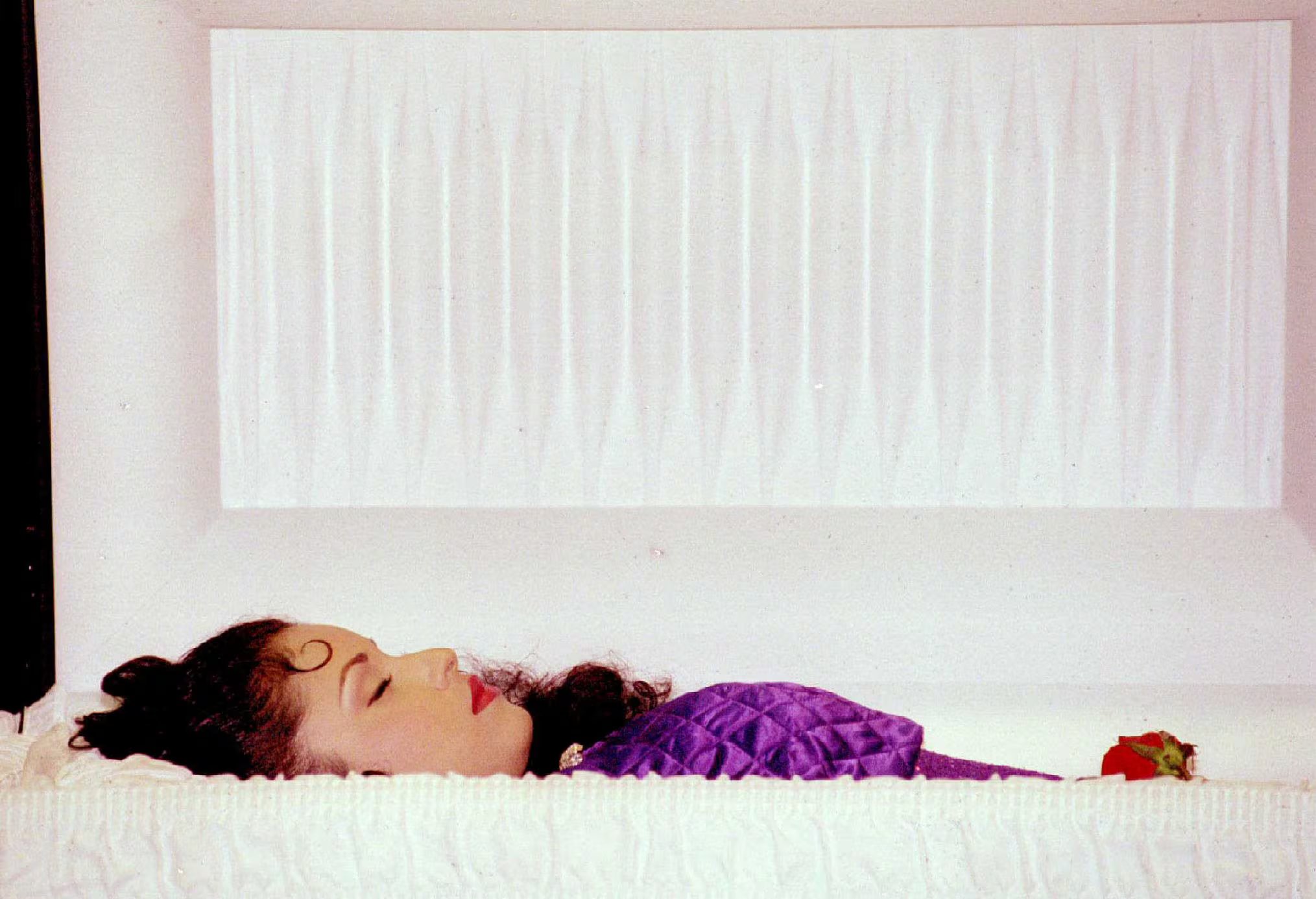 Selena Quintanilla en el cajón durante su velatorio que se realizó el 2 de abril de 1995 en el Centro de Convenciones Bayfront Plaza en Corpus Christi, Texas (REUTERS)