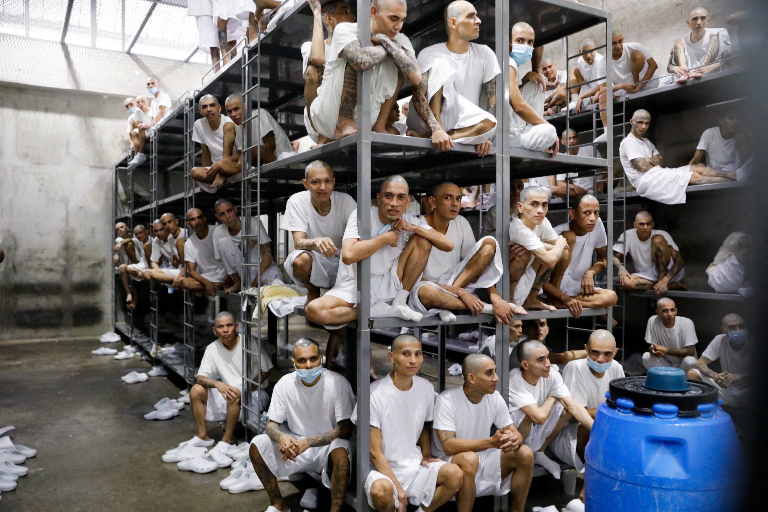 Reos en uno de los módulos del CECOT, cárcel de máxima seguridad que concentra a personas juzgadas y sentenciadas durante el régimen de excepción. REUTERS/Jose Cabezas TPX IMAGES OF THE DAY