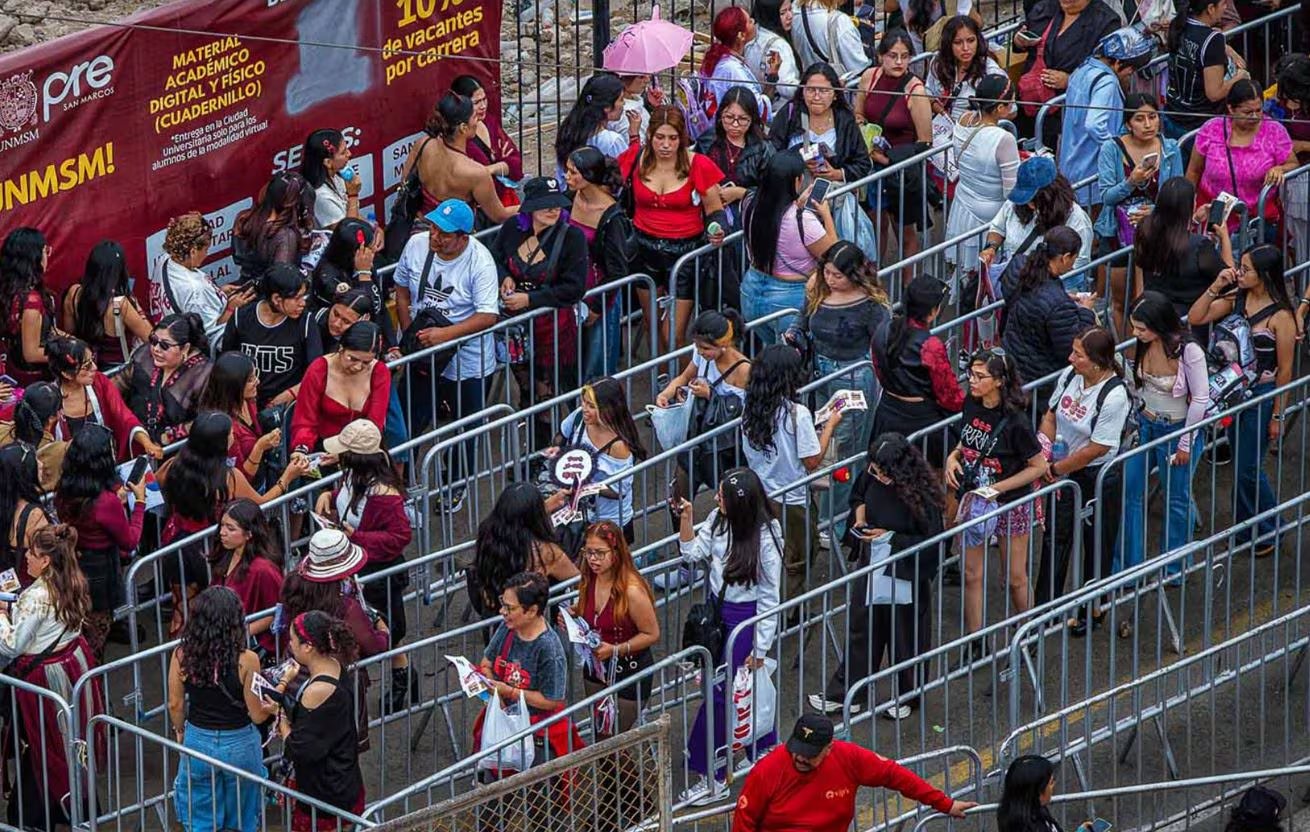 Seguidores del grupo BTS forman filas entre vallas de seguridad en las inmediaciones del Estadio San Marcos de Lima. (Agencia Andina)