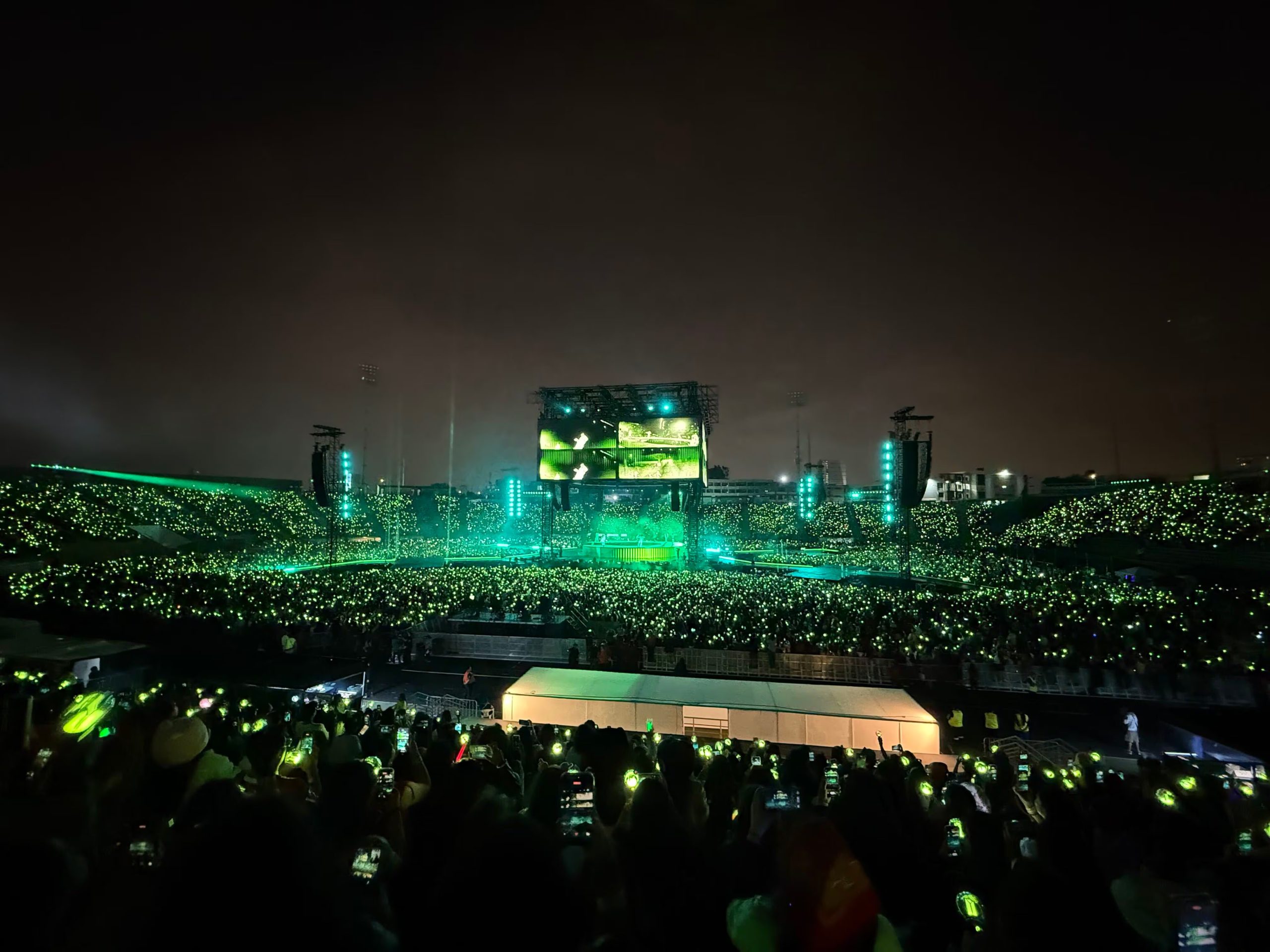 El grupo surcoreano BTS ofrece un concierto ante miles de seguidores en el Estadio San Marcos de Lima. (Paula Diaz)