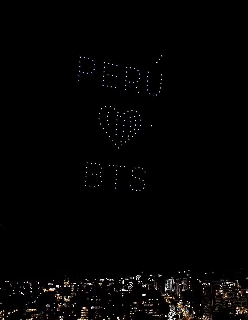 Los drones formaron frases como “Perú ama BTS” y “BTS paved the way” durante la actividad organizada por el ARMY. X:@jimnsassy