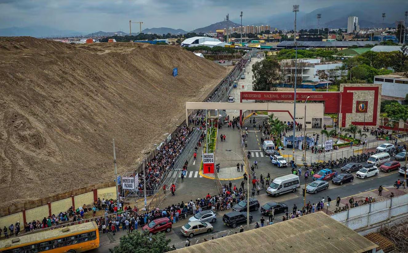 Cientos de seguidores del grupo BTS forman filas en el ingreso al Estadio San Marcos de Lima antes del inicio de su concierto. (Agencia Andina)