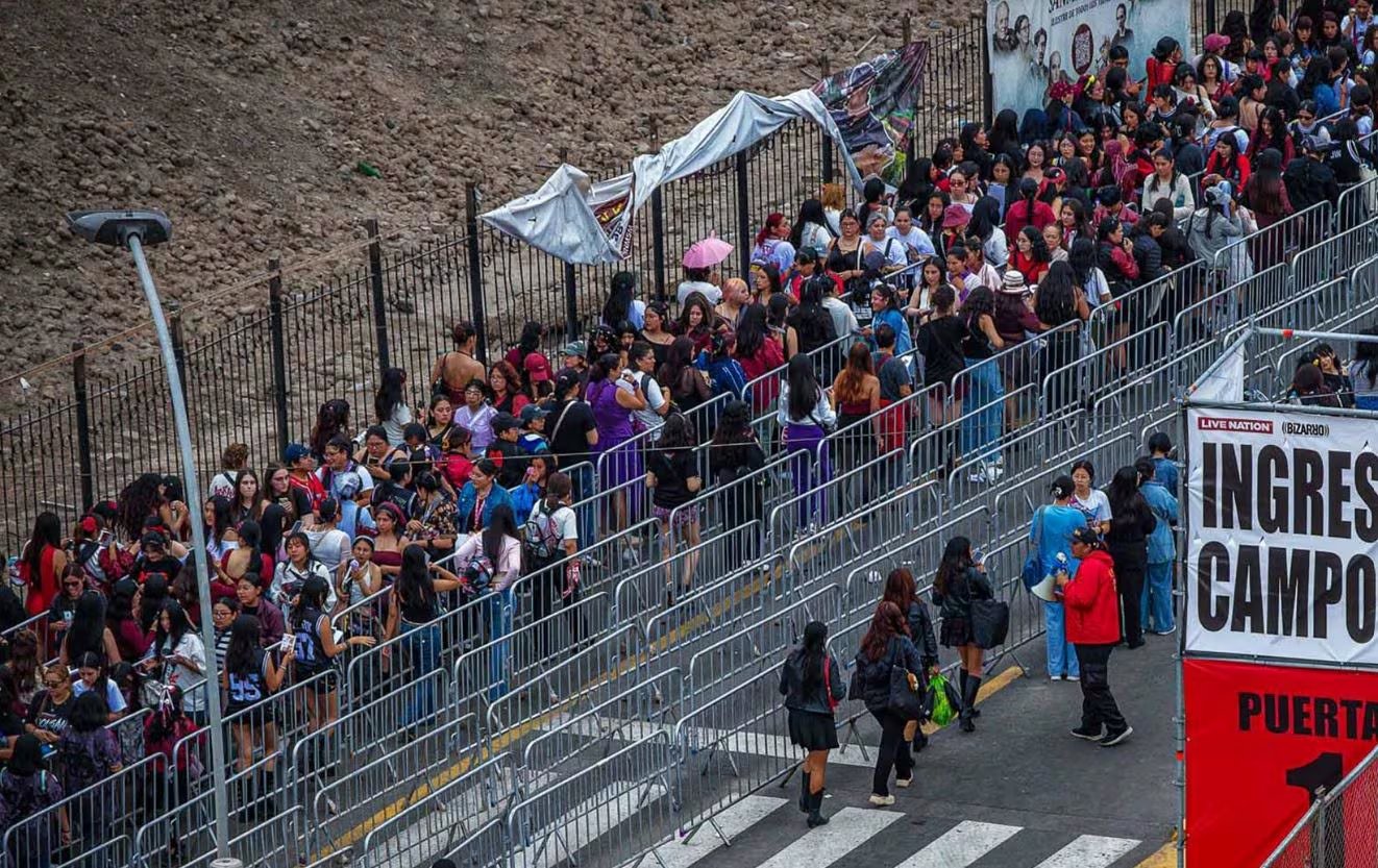 Fanáticos del grupo BTS forman fila detrás de las rejas de seguridad para ingresar al concierto programado en el Estadio San Marcos de Lima. (Agencia Andina)