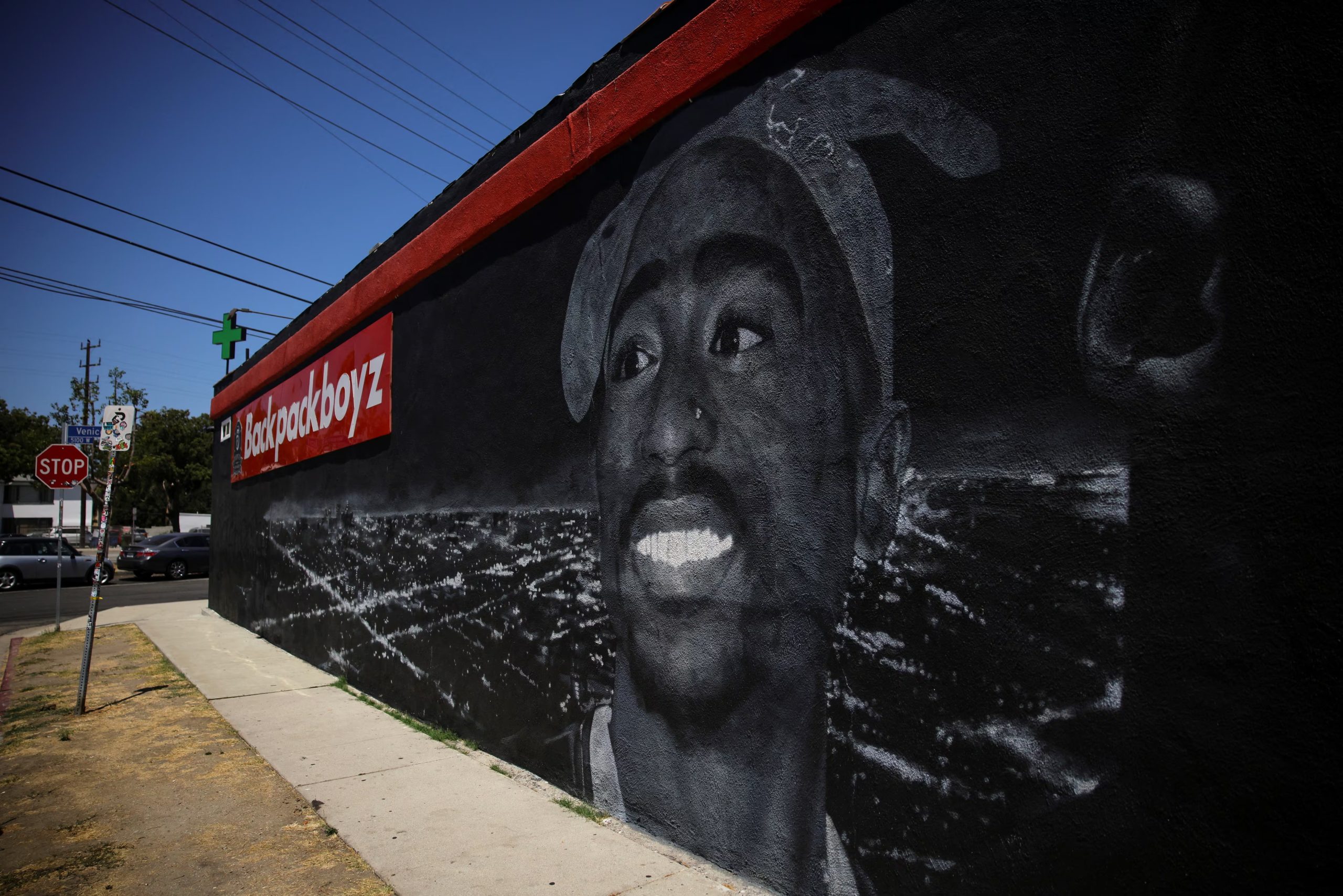 Tupac Shakur murió en un hospital a los 25 años debido a las heridas de bala sufridas durante la emboscada (REUTERS/Daniel Cole)