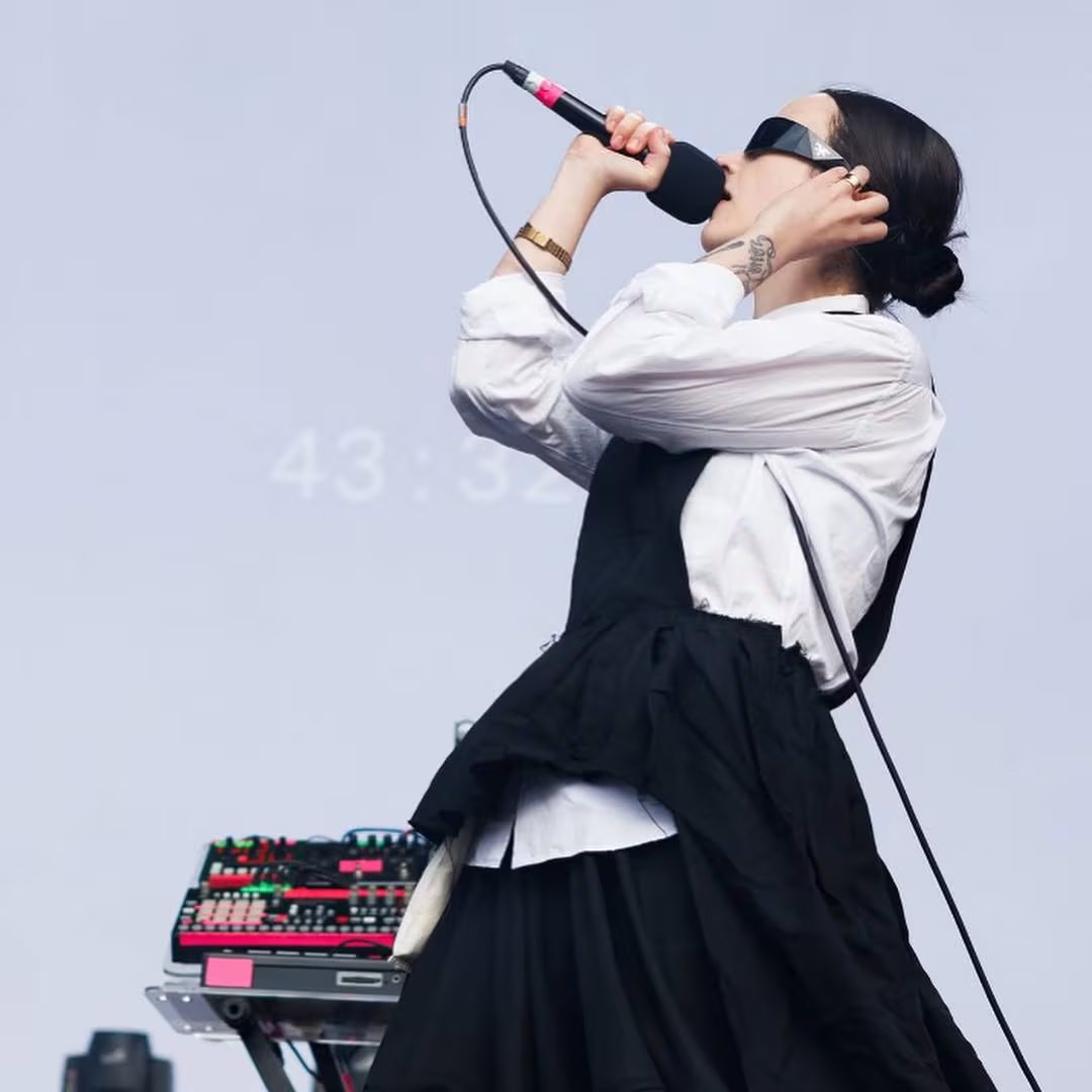 El domingo 22, jornada que cerrará The Strokes, el cartel incluye a Ela Minus, Lola Young, Santigold, Purity Ring, Angine de Poitrine, Céline Dessberg, Moyka y Ninajirachi, entre otros proyectos encabezados por mujeres. @elaminus/Instagram