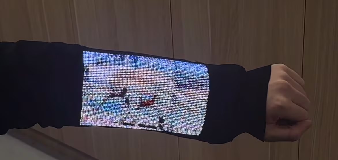 La pantalla integrada en la ropa se encuentra sobre la manga del usuario. (NUS)