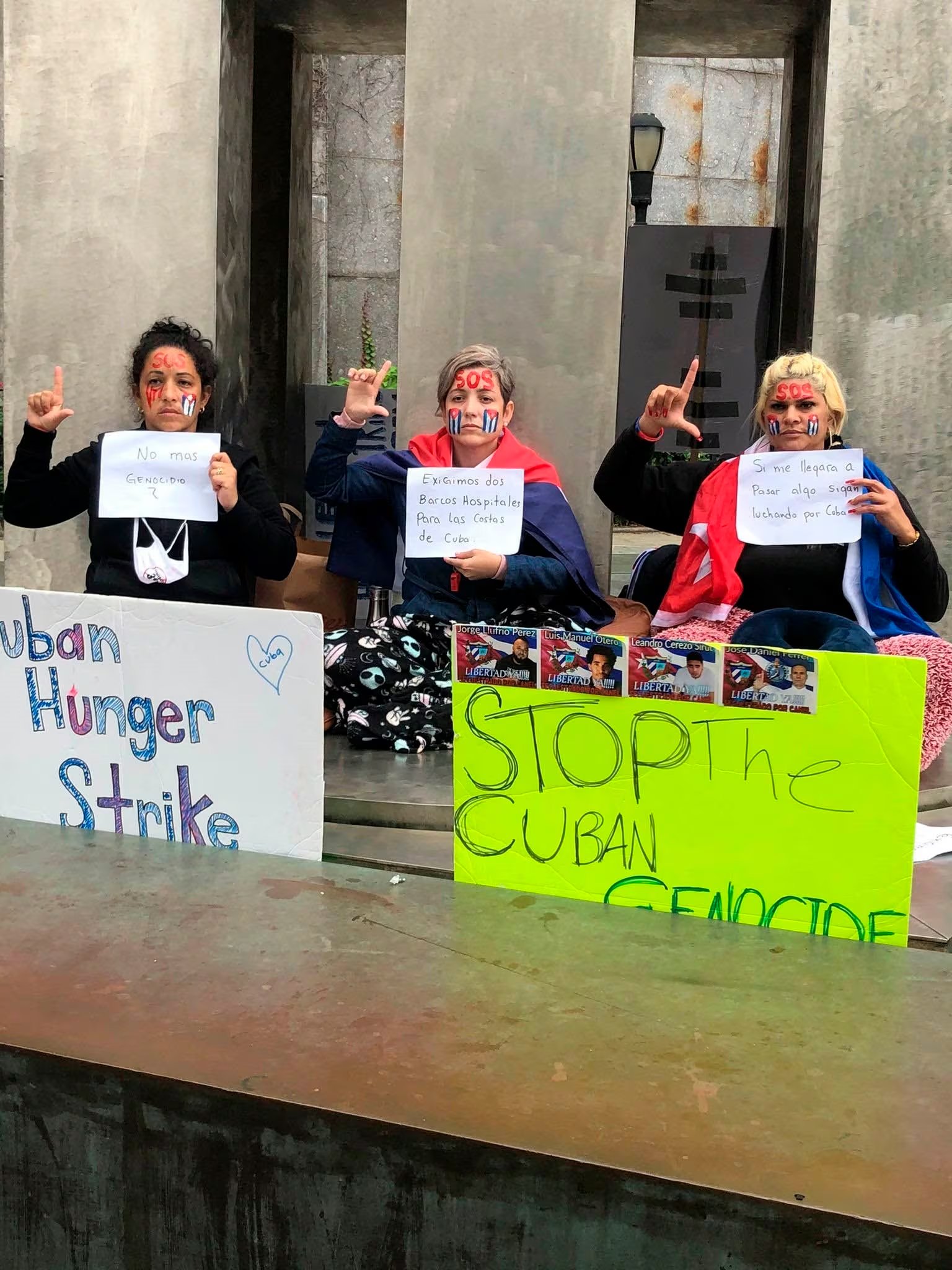 Fotografía cedida por la activista Anisley Pérez (i) donde aparece junto a Yamisderky Pelier (c) y Niurka Préstamo (d) durante su huelga de hambre ante la ONU en Nueva York (EE.UU.). EFE/Anisley Pérez