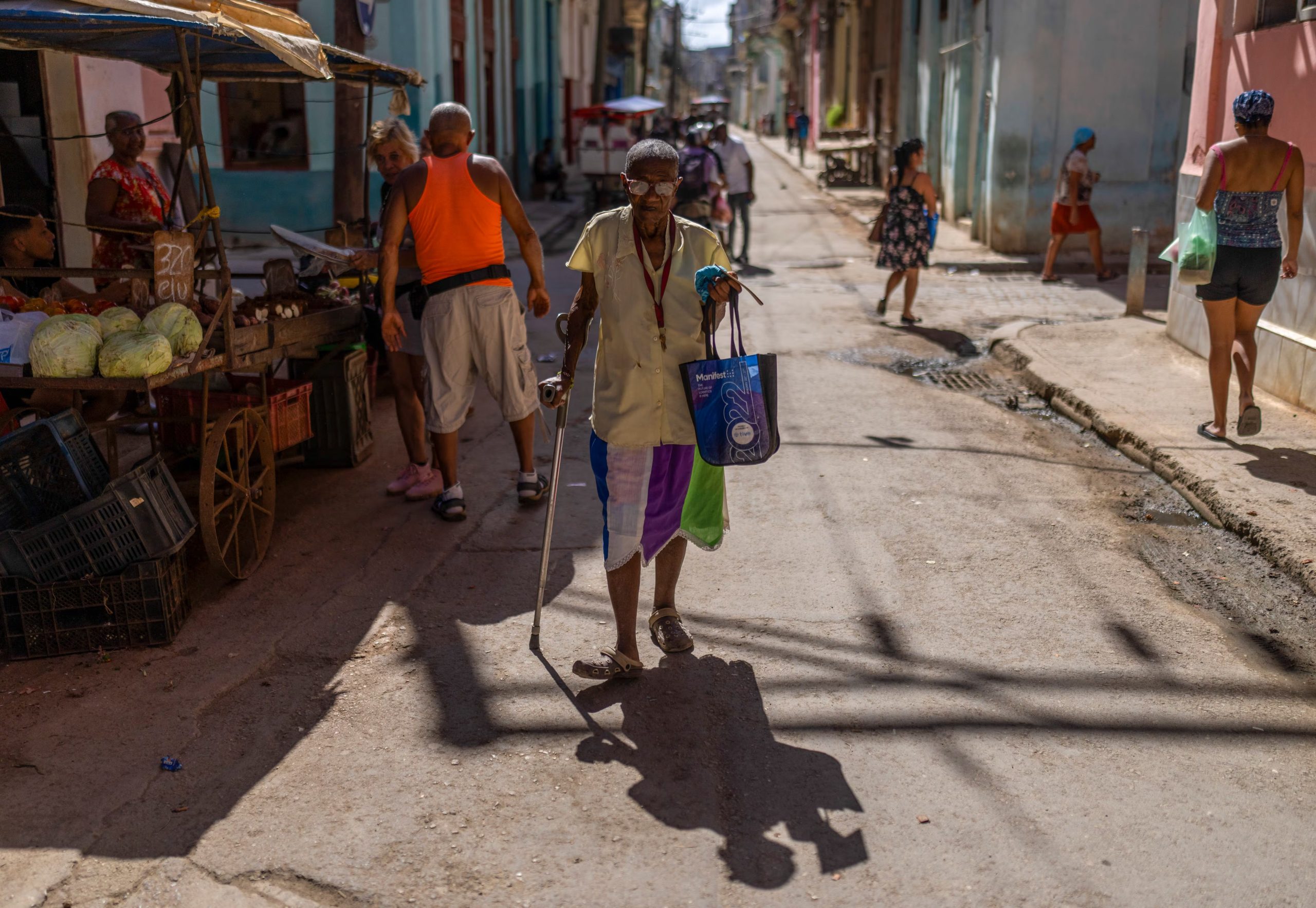 Una anciana camina con la ayuda de un bastón en La Habana Vieja, el viernes 14 de febrero de 2025. (Foto AP/Ramón Espinosa)