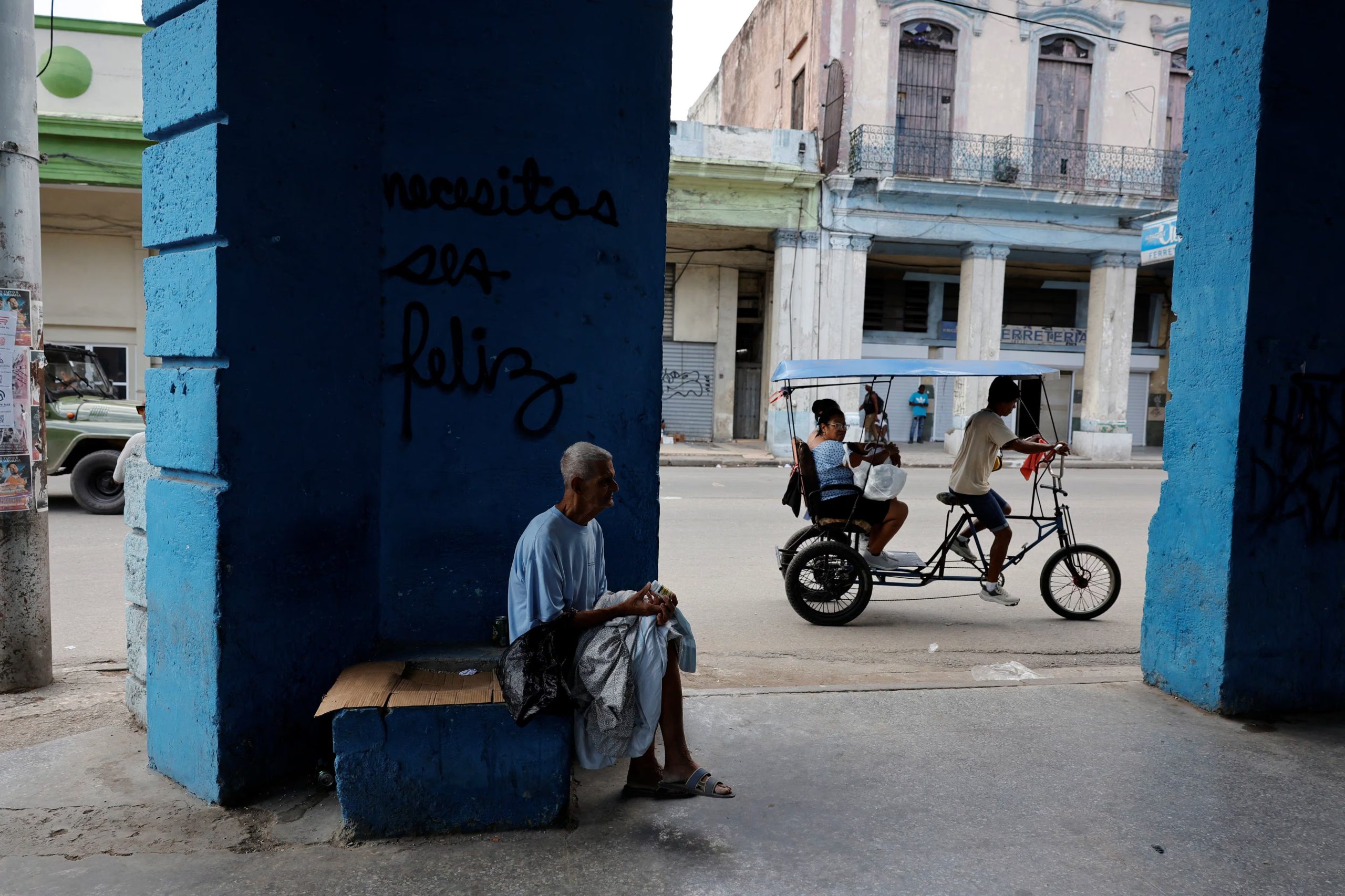 José Manuel Díaz, de 83 años, profesor de música jubilado que vive solo, vende artículos usados ​​en la calle para sobrevivir en La Habana, Cuba, el 6 de mayo de 2026. Cuba, la nación con la población de mayor edad en América Latina y el Caribe, ha luchado durante años bajo las sanciones estadounidenses para brindar servicios básicos, y los adultos mayores ahora enfrentan condiciones más duras después de que la administración Trump cortara el suministro de combustible a la isla. REUTERS/Norlys Pérez.