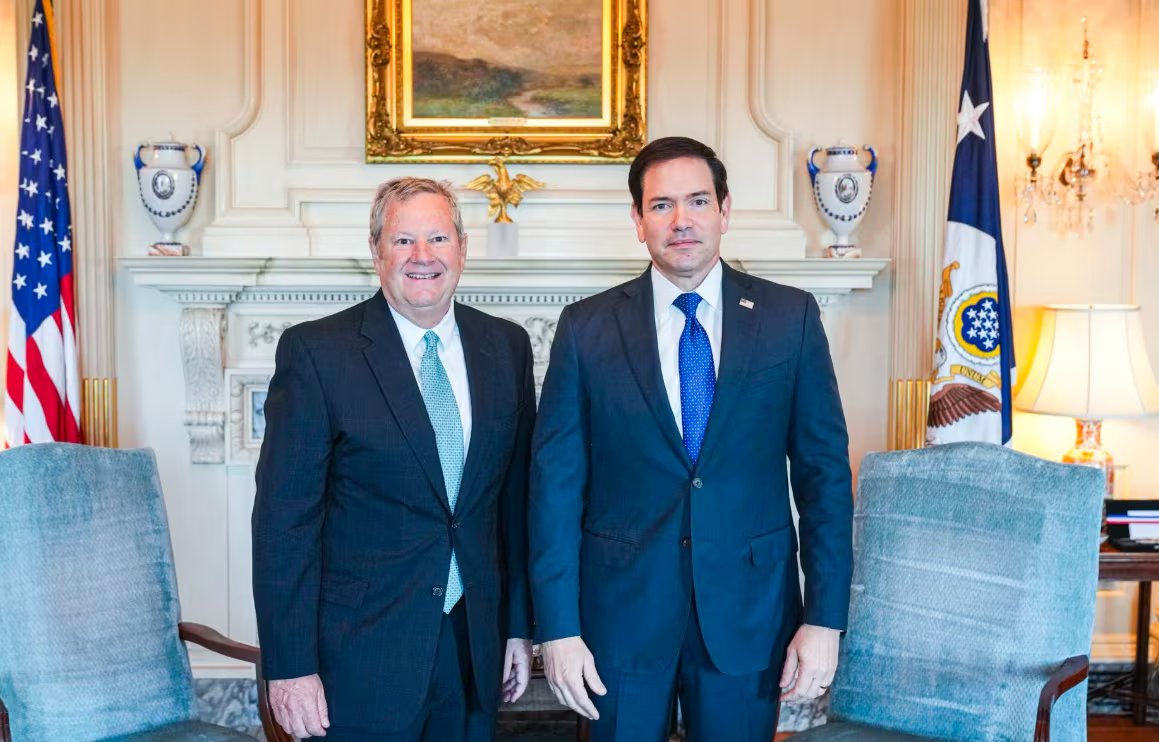 Marco Rubio se reúne con el jefe de la misión de Estados Unidos en Cuba para evaluar la entrega de 100 millones de dólares en ayuda humanitaria. Foto de archivo