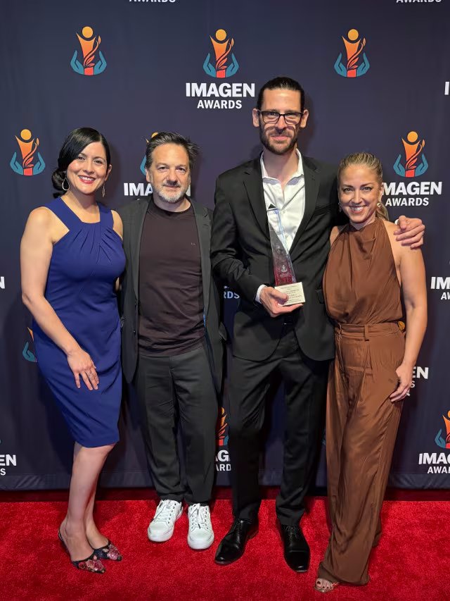 El compositor Tomás Videla sostiene su reconocimiento junto a sus acompañantes durante la entrega de los Premios Imagen (Gentileza de prensa)