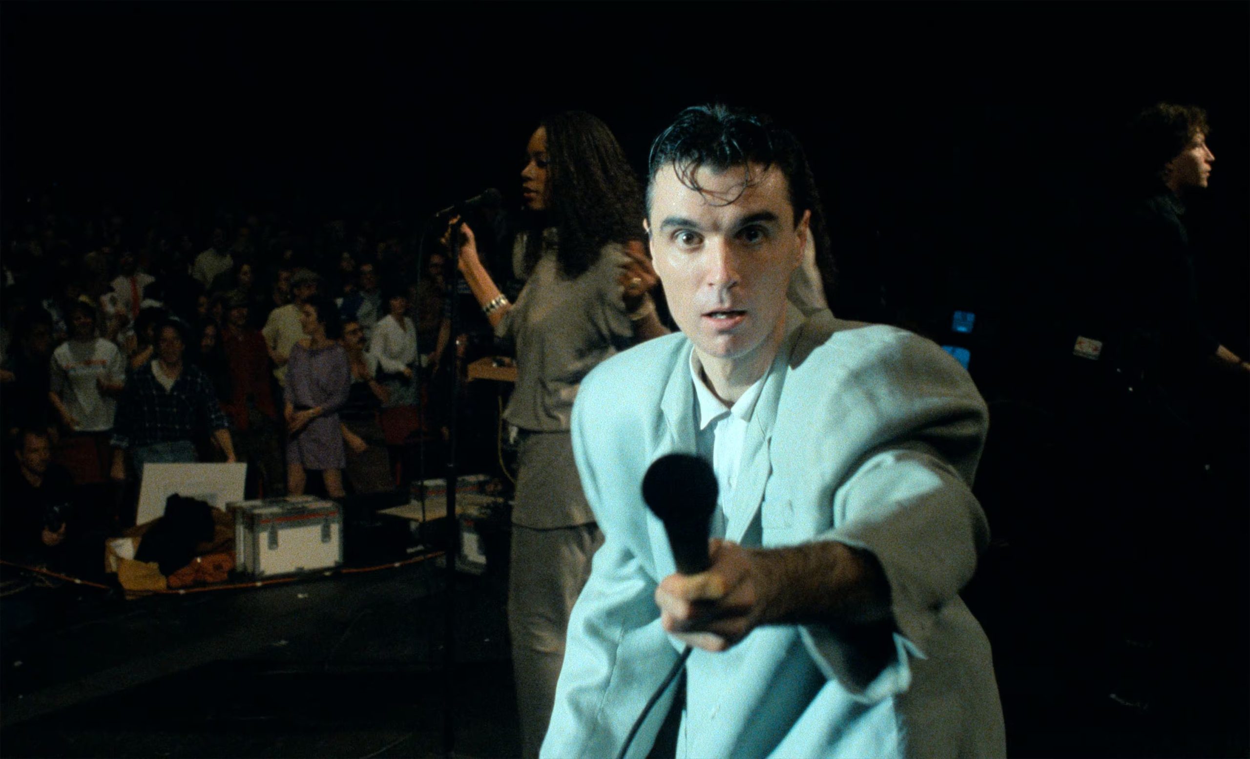 En esta imagen proporcionada por A24, David Byrne en una escena de 
