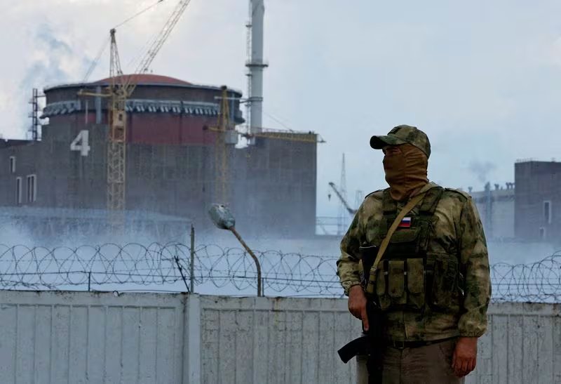 Un hombre armado, con la bandera rusa en su uniforme, monta guardia frente a la central nuclear de Zaporizhzhia, a las afueras de Enerhodar, el 4 de agosto de 2022. Dos días después, Chebaevskyi fue detenido a la salida de su turno en la planta. (Foto de archivo: Reuters/Alexander Ermochenko)