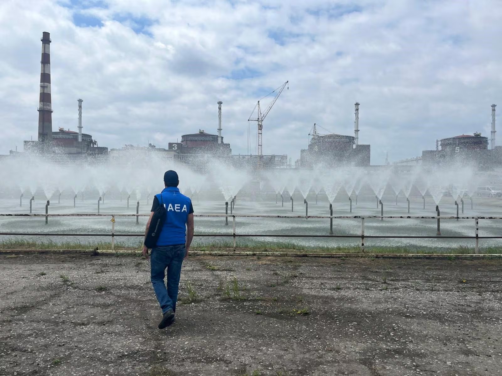 Vista de la central nuclear de Zaporizhzhia durante la visita de una misión de expertos del Organismo Internacional de Energía Atómica (OIEA), el 15 de junio de 2023. Rusia tomó la planta en marzo de 2022, y el OIEA mantiene un equipo en el lugar desde septiembre de ese año. (OIEA/Handout vía Reuters)