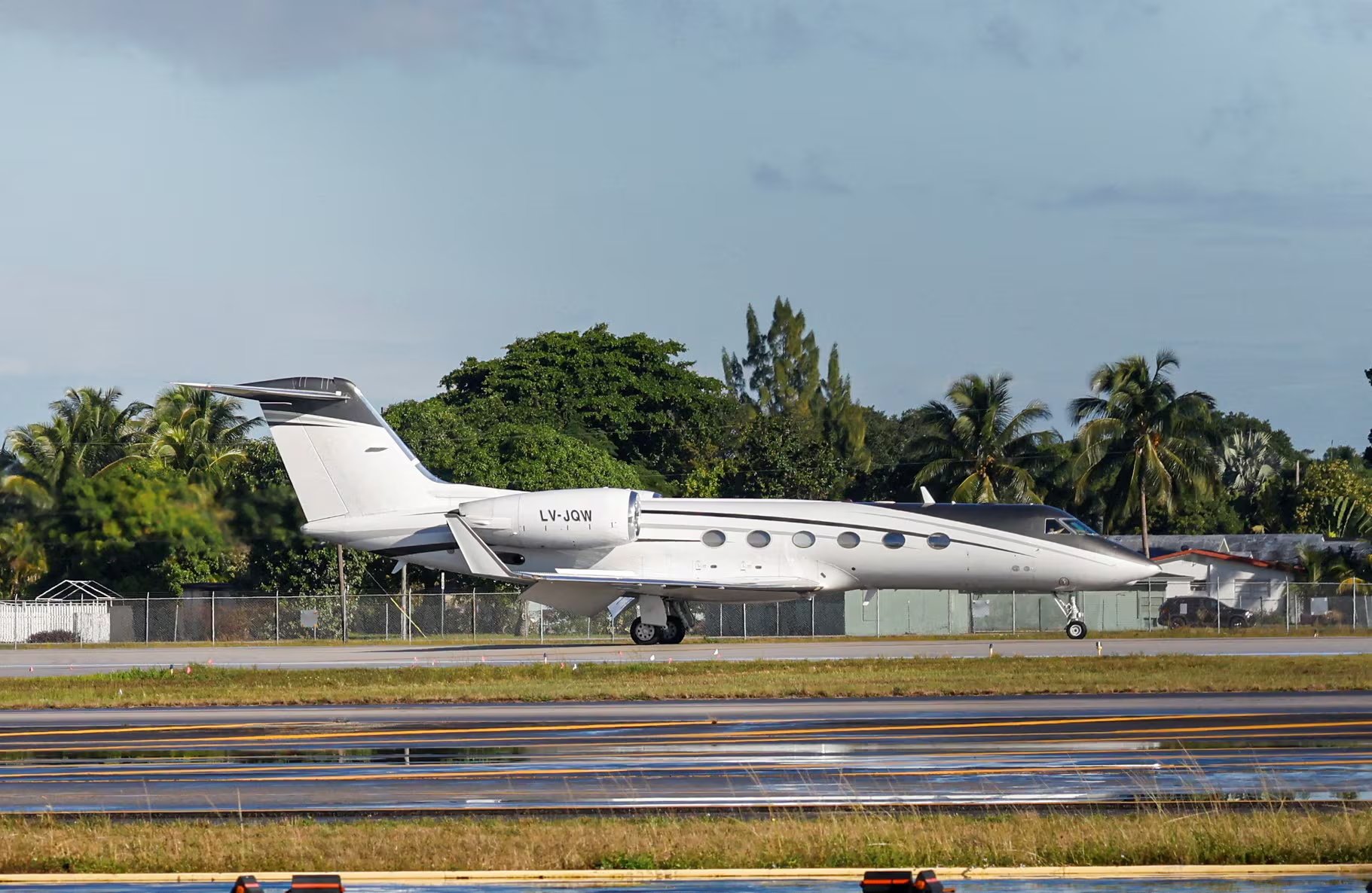 Un avión que se cree que transportaba al senador brasileño Flávio Bolsonaro aterriza en el aeropuerto ejecutivo de Opa Locka, cerca de Miami, Florida, EE. UU., el 28 de octubre de 2026. REUTERS/Eva Marie Uzcategui