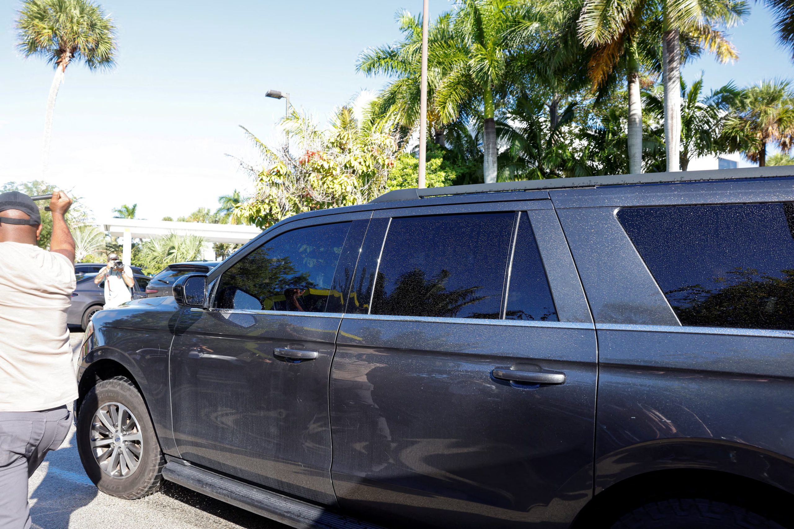 Un vehículo que transportaba al senador brasileño Flávio Bolsonaro sale de las instalaciones del Servicio de Aduanas y Protección Fronteriza de Estados Unidos en el Aeropuerto Ejecutivo de Opa-locka tras su llegada a Estados Unidos, cerca de Miami, Florida, EE. UU., el 28 de octubre de 2026. REUTERS/Eva Marie Uzcategui