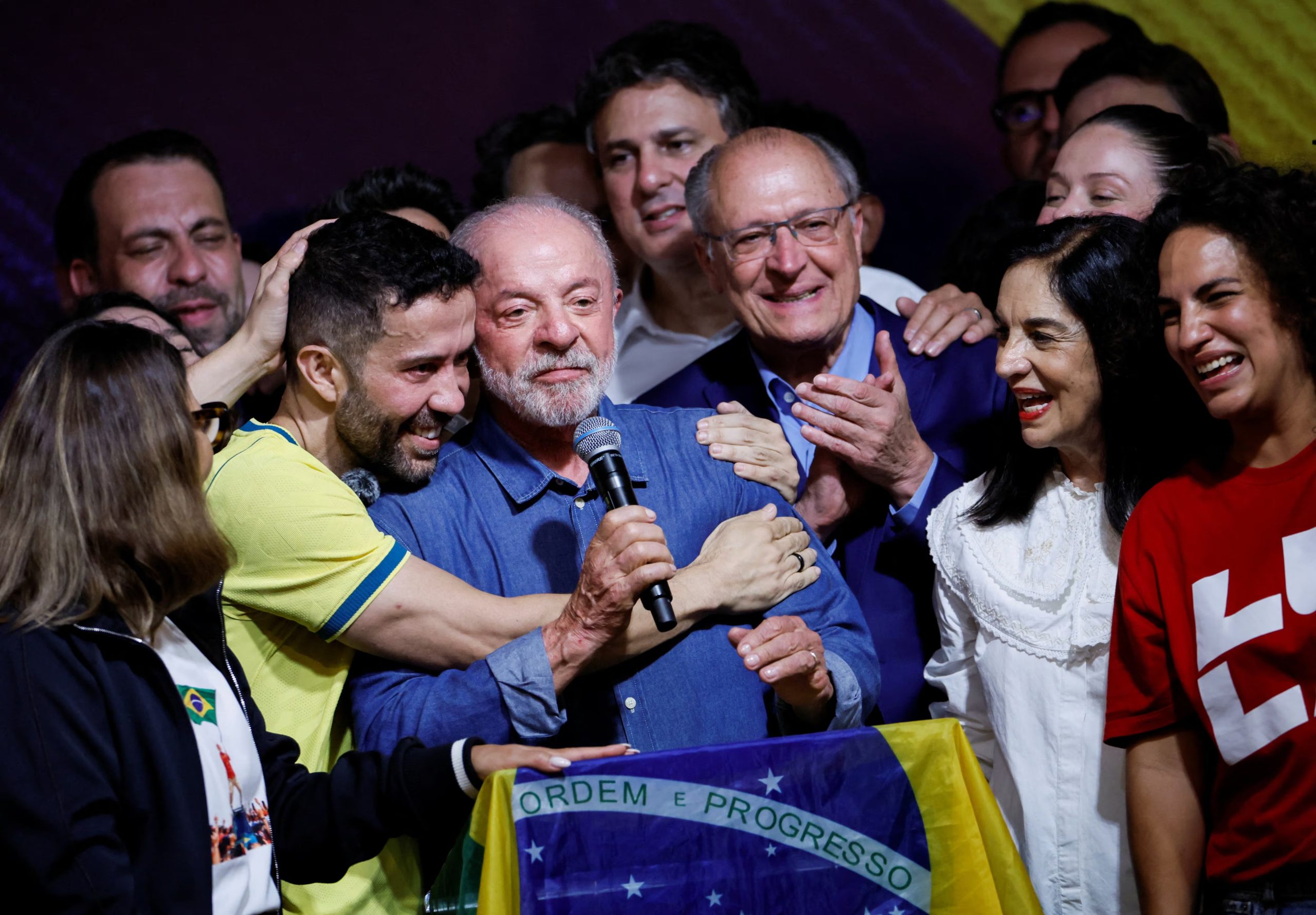 Lula da Silva es abrazado por el diputado André Janones mientras habla tras ganar el balotaje, en San Pablo. Janones creó el canal “Ejército de Lula”, que superó los 10 millones de seguidores en pocos días (REUTERS/Brian Snyder)