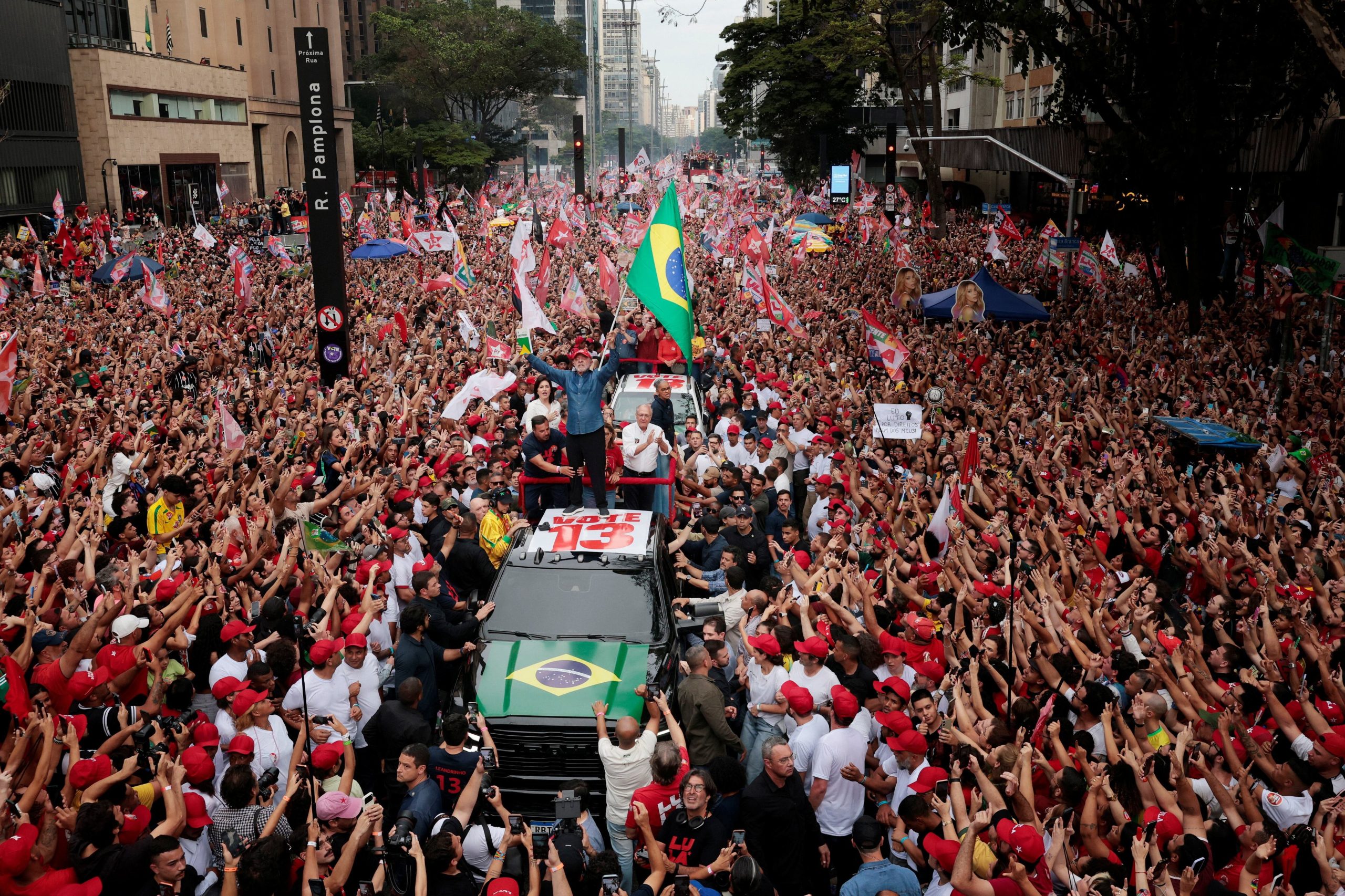 Lula da Silva agita una bandera de Brasil en el acto de cierre de campaña en la avenida Paulista, en San Pablo, el sábado. Dijo que nunca había visto tanta gente ni tanto entusiasmo (REUTERS/Brian Snyder)