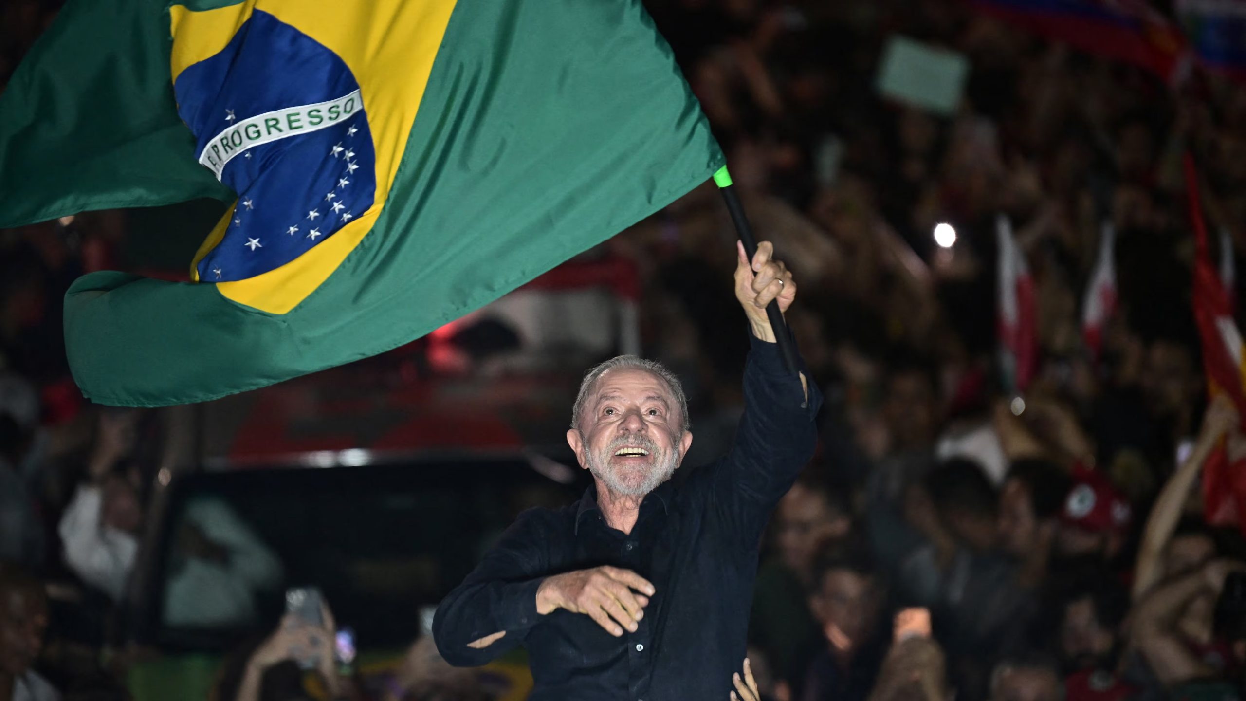 Lula da Silva agita una bandera de Brasil durante un acto de campaña en Belo Horizonte, capital de Minas Gerais, el 21 de octubre. Ganó en ese estado por 50,4% a 49,6%, tras perder allí la primera vuelta (REUTERS/Gledston Tavares)