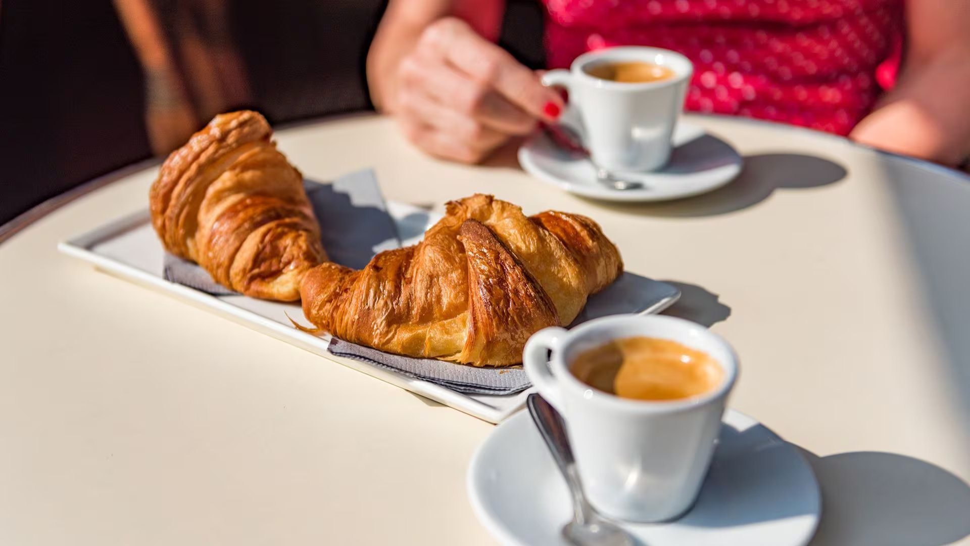 El modelo de la cafetería tradicional argentina proviene de la arquitectura y el estilo de los bares de Viena y Austria