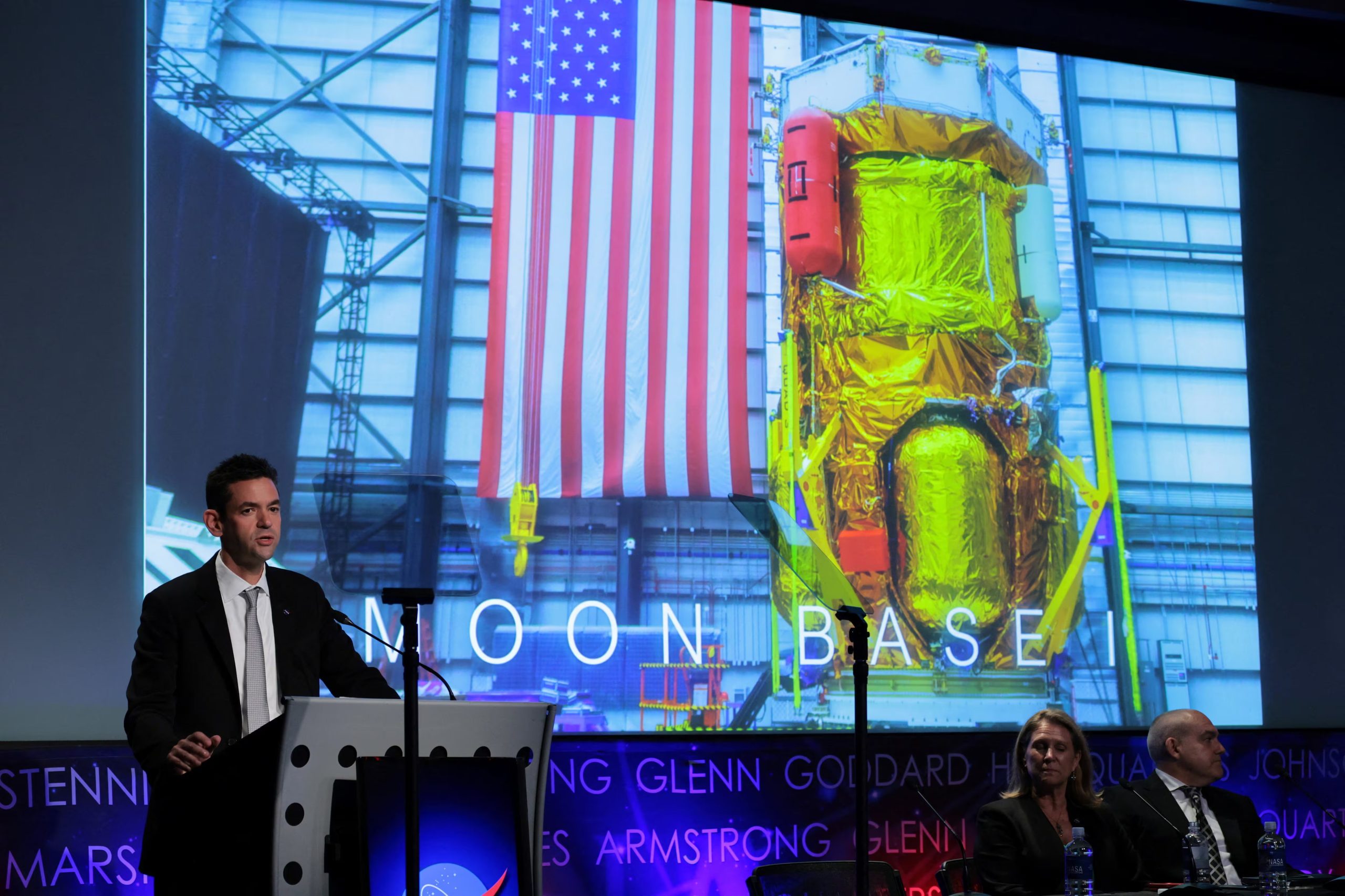 La torre de Blue Origin se inspira en tecnologías de paneles verticales que la NASA estudia para aprovechar la luz cerca de los polos lunares - REUTERS/Jonathan Ernst