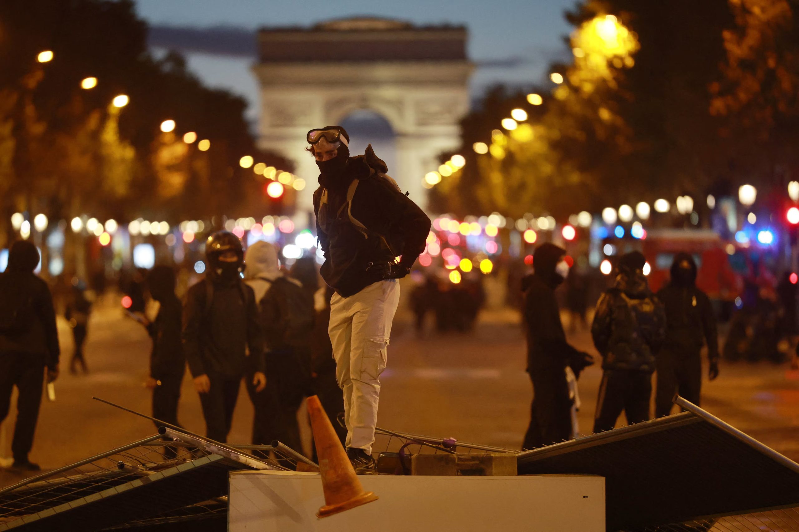 Un grupo de manfiestantes instaló barricadas en plena avenida Champs-Elysees (REUTERS/Stephanie Lecocq)