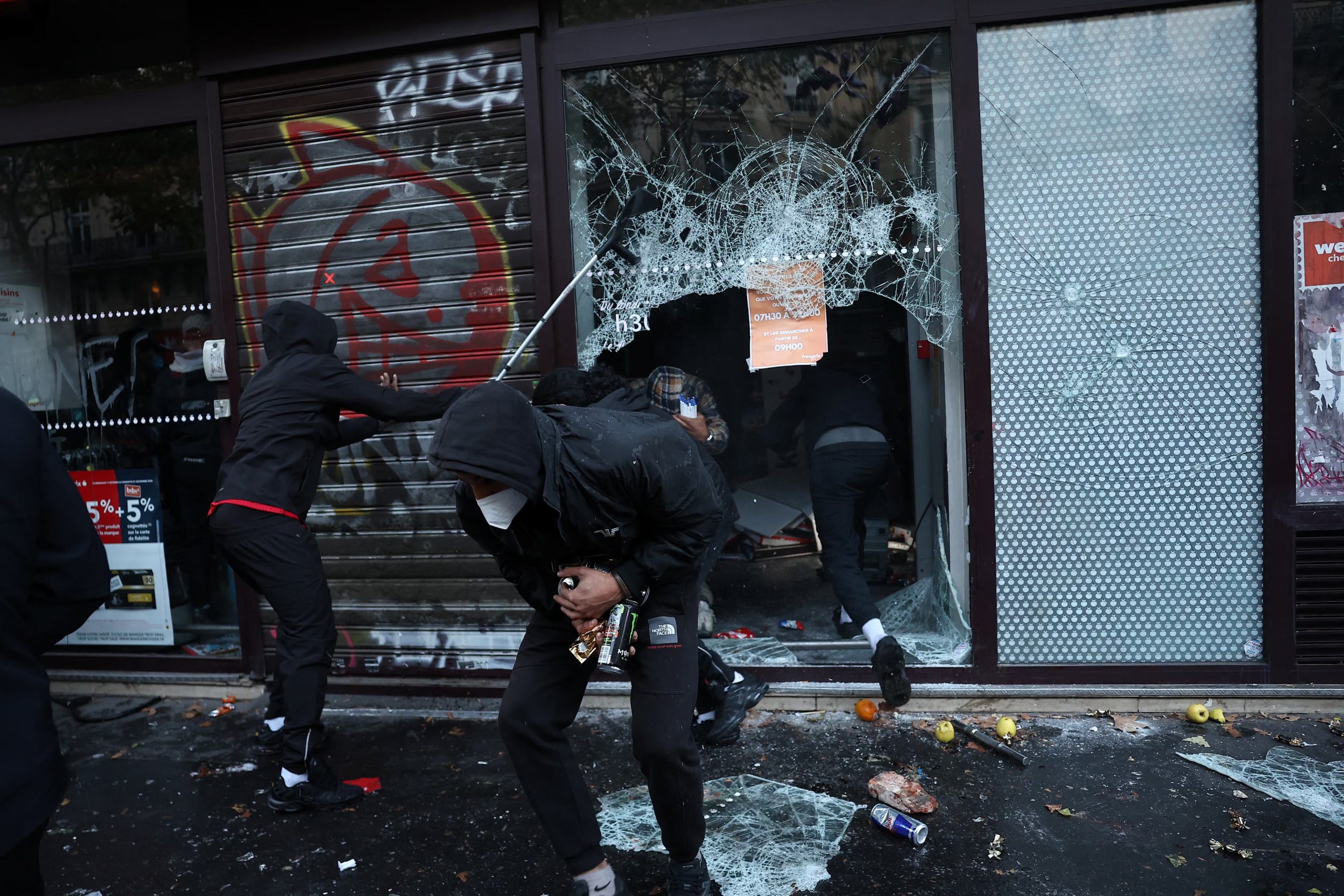 Los manifestantes también saquearon tiendas y comercios en varias ciudades del país (REUTERS/Abdul Saboor)