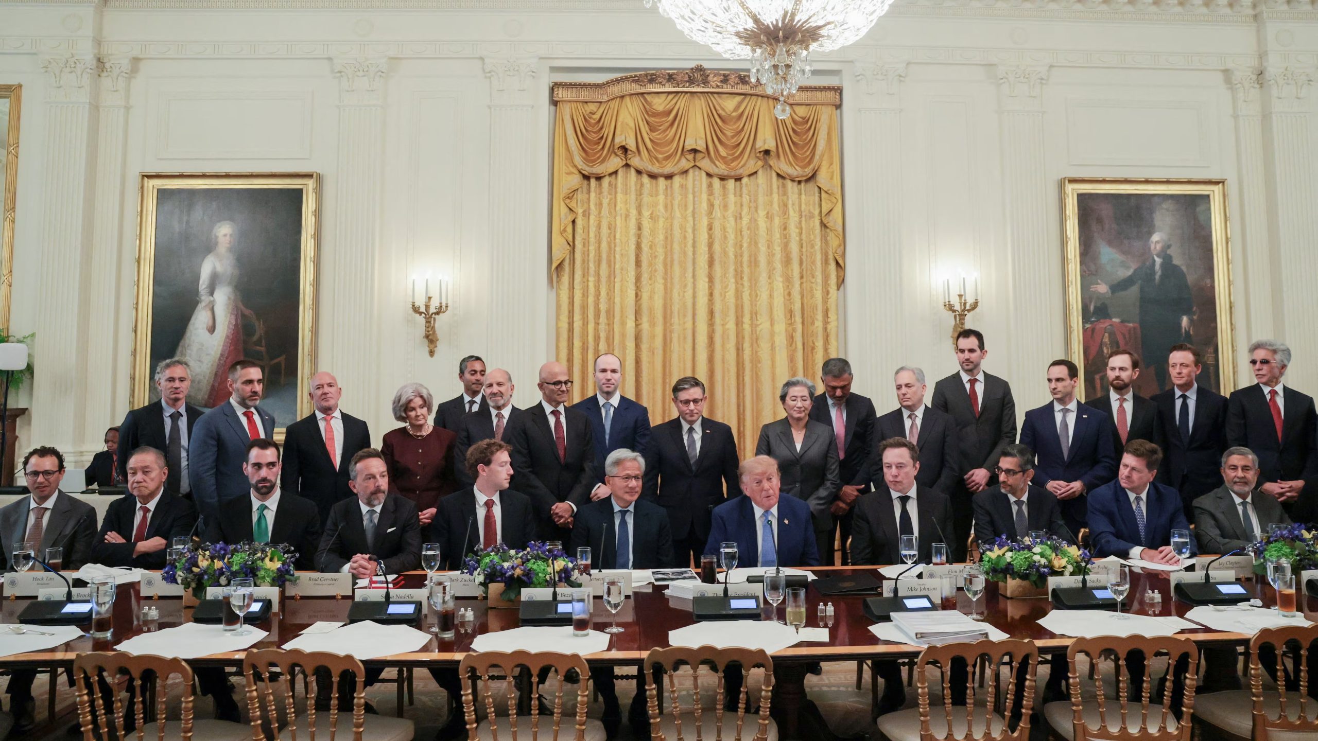 Seis ejecutivos de la industria tecnológica firmaron un acuerdo voluntario de autorregulación en la Casa Blanca (REUTERS/Jonathan Ernst)