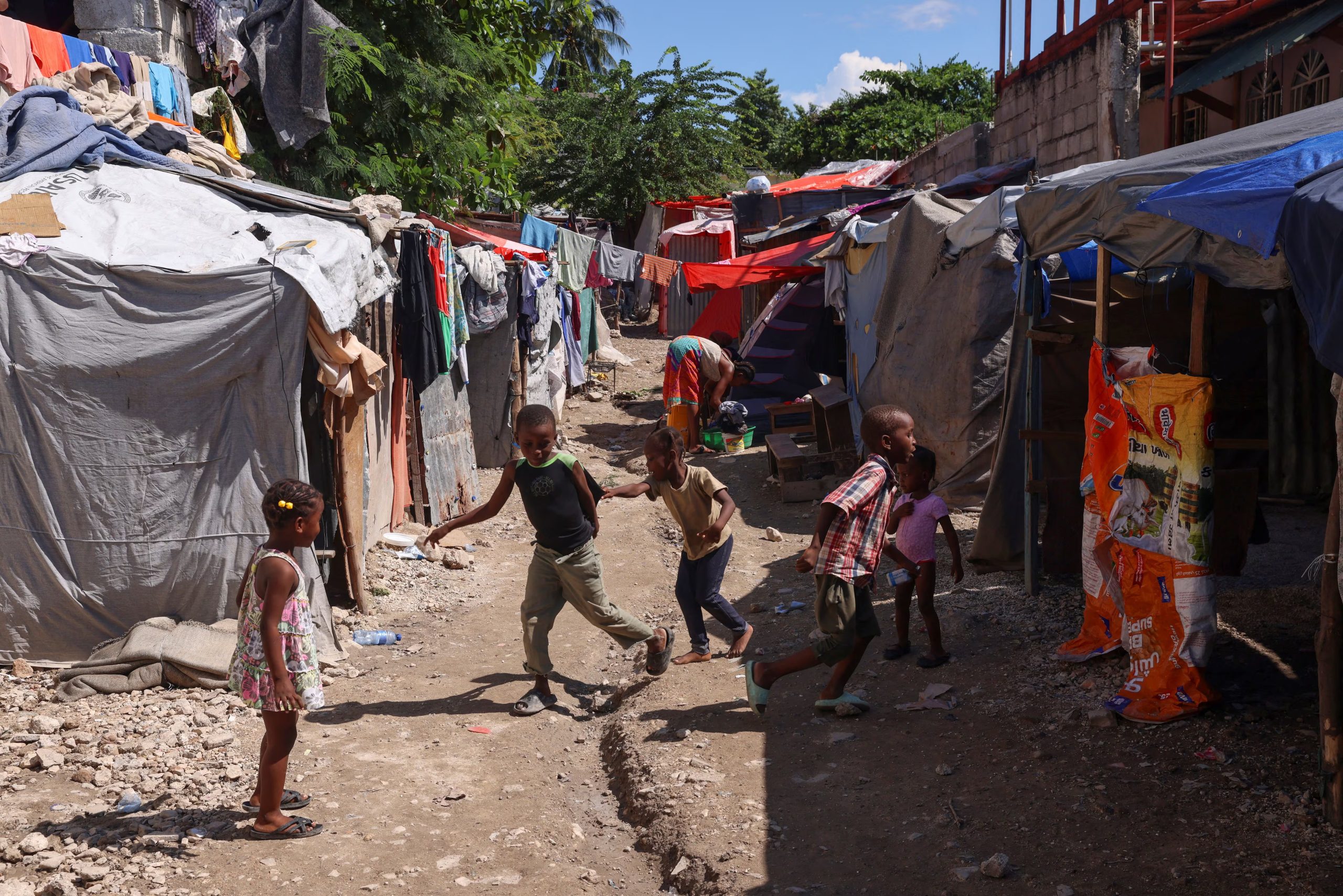 Niños juegan en un campamento de refugiados instalado en una escuela para personas desplazadas por la violencia de pandillas, en Puerto Príncipe, (Haití)