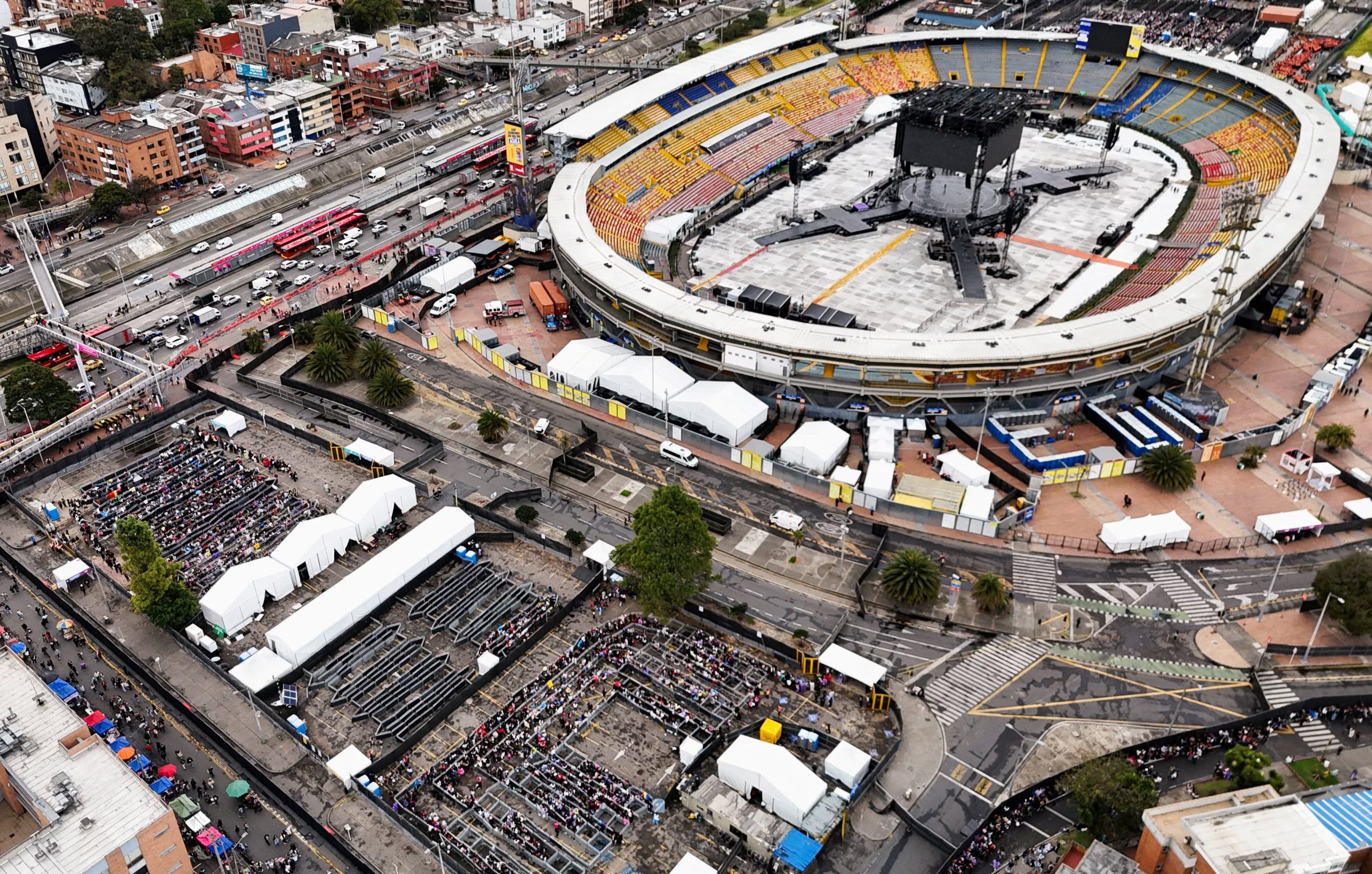 Las filas iniciaron desde una noche antes del primer concierto de BTS en El Campín - crédito Luisa Gonzalez/REUTERS