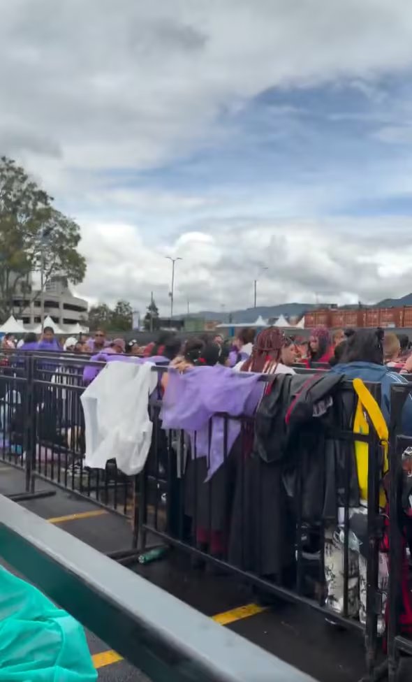 Los asistentes retomaron las filas en El Campín luego de que cesara la lluvia en el sector - crédito redes sociales