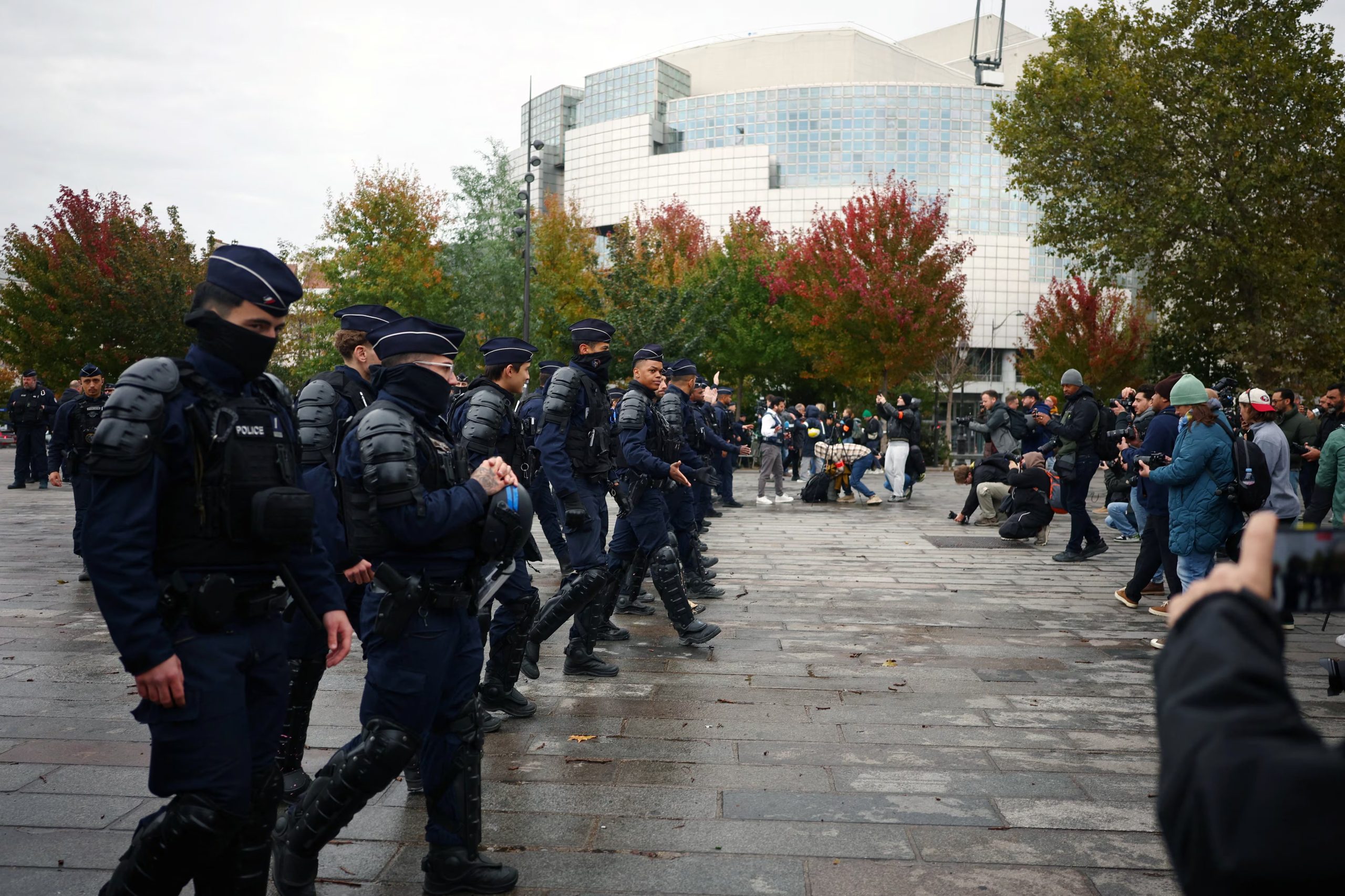 Los franceses vuelven a salir a las calles una semana después de las violentas protestas que dejaron más de dos mil detenidos y cientos de heridos (REUTERS/Pedro Nunes)