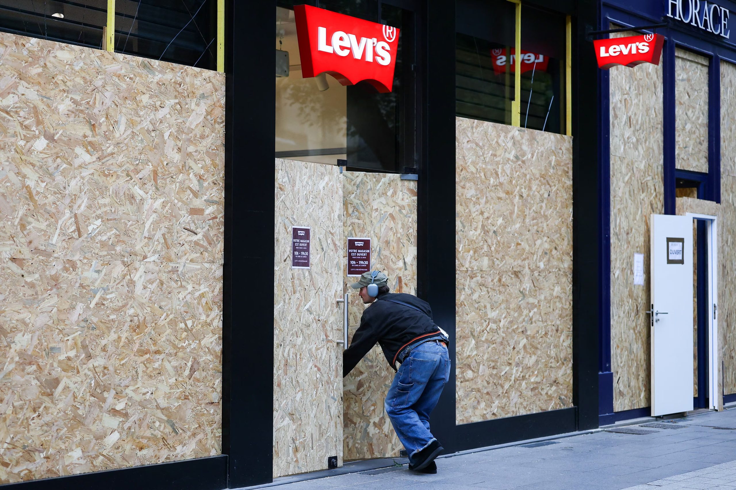 Varios comercios cerraron para evitar ser víctimas de nuevos hechos de violencia (REUTERS/Lisi Niesner)