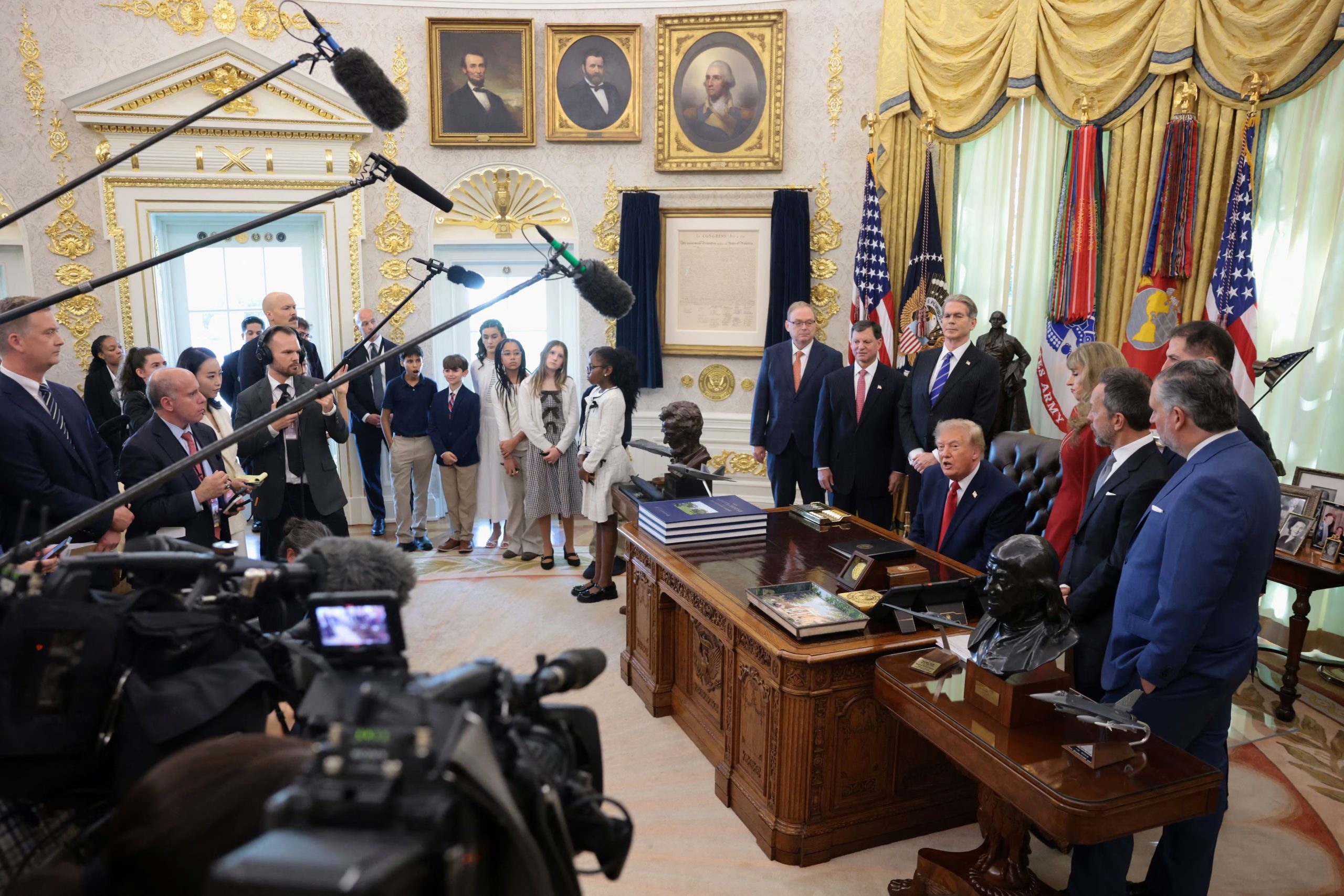 Un juez federal ordenó restituir las credenciales de los medios afectados, aunque la Casa Blanca mantuvo restricciones para el acceso al Despacho Oval y al Air Force One (REUTERS/Jonathan Ernst)