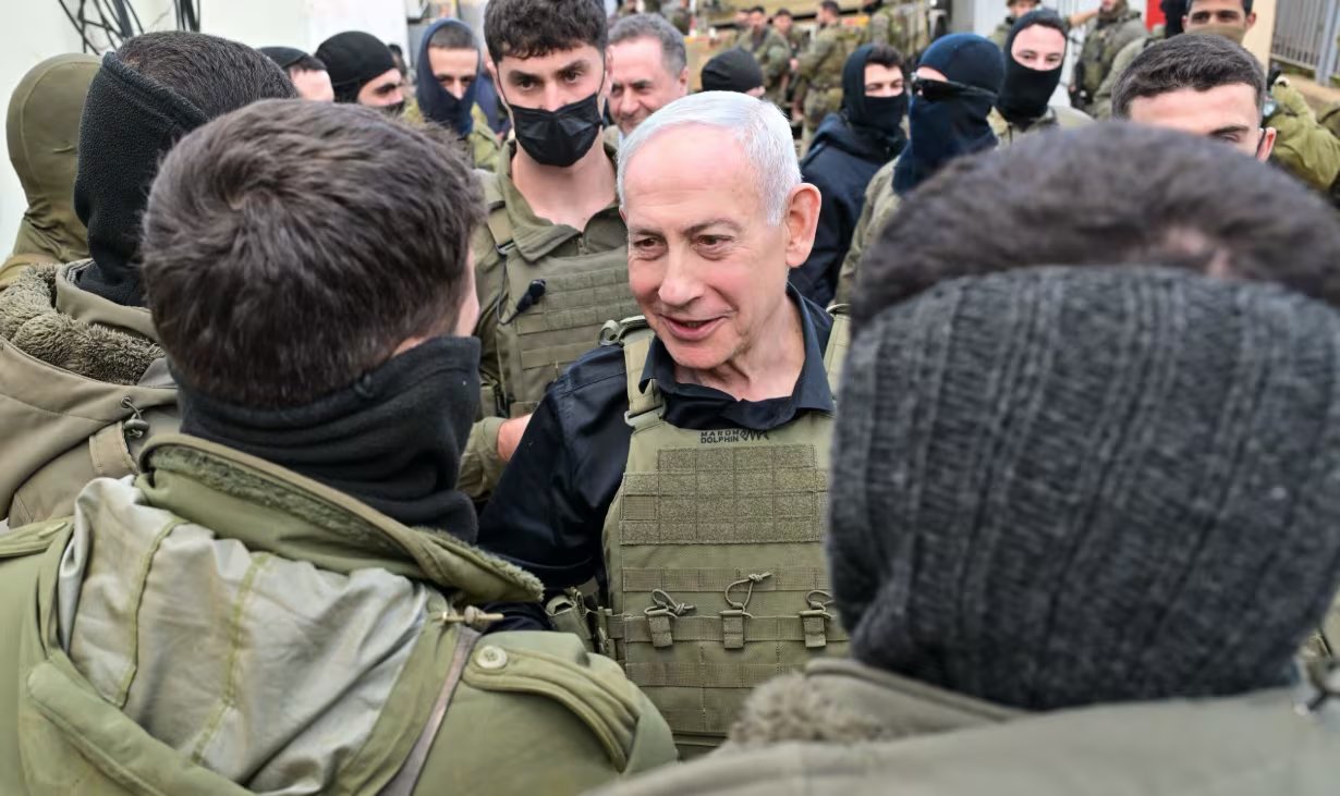El primer ministro Benjamin Netanyahu visita a las tropas israelíes en el sur de Líbano (Archivo)