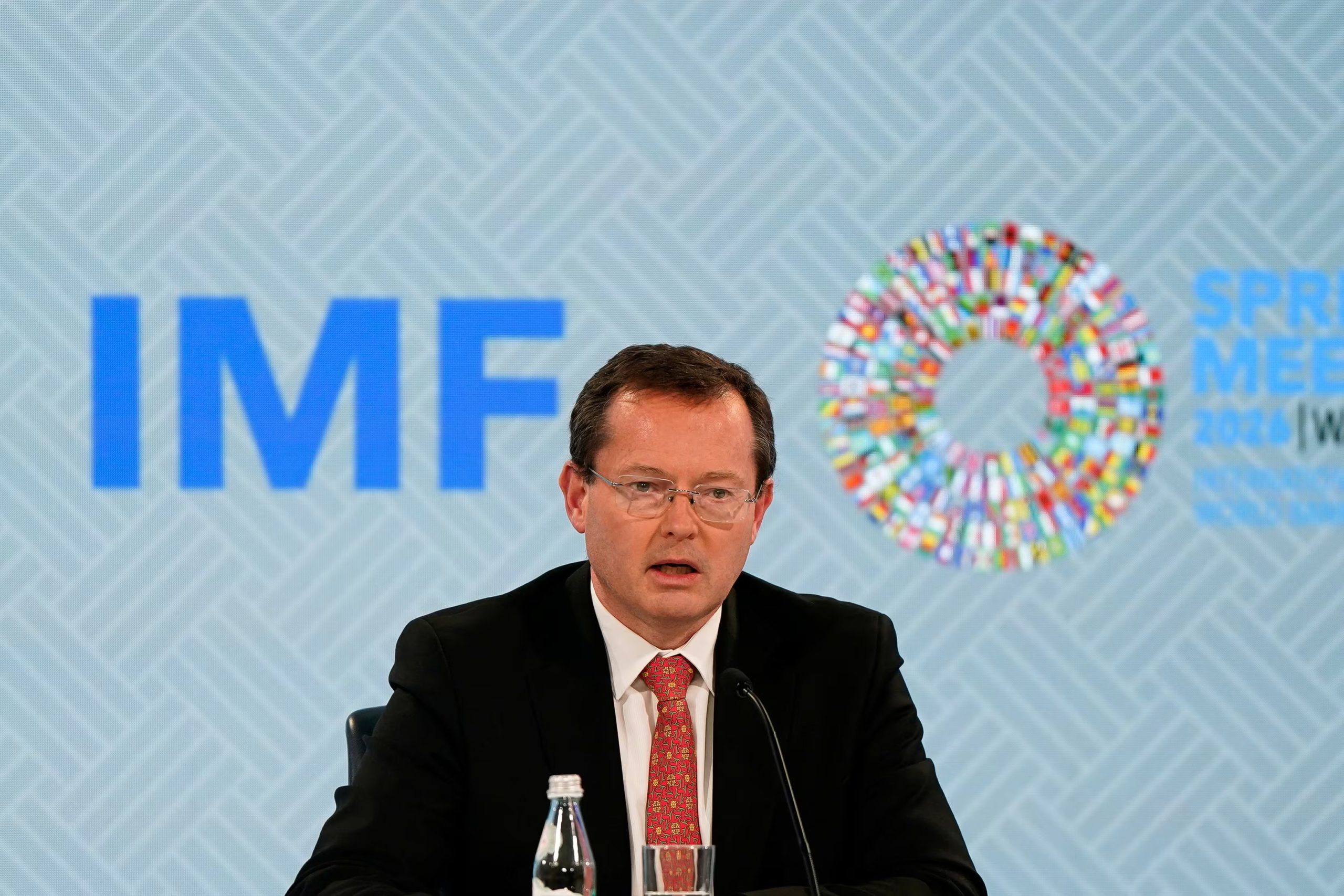 Nigel Chalk, director del Departamento del Hemisferio Occidental del FMI, presentó las perspectivas regionales de octubre de 2026 (Reuters)
