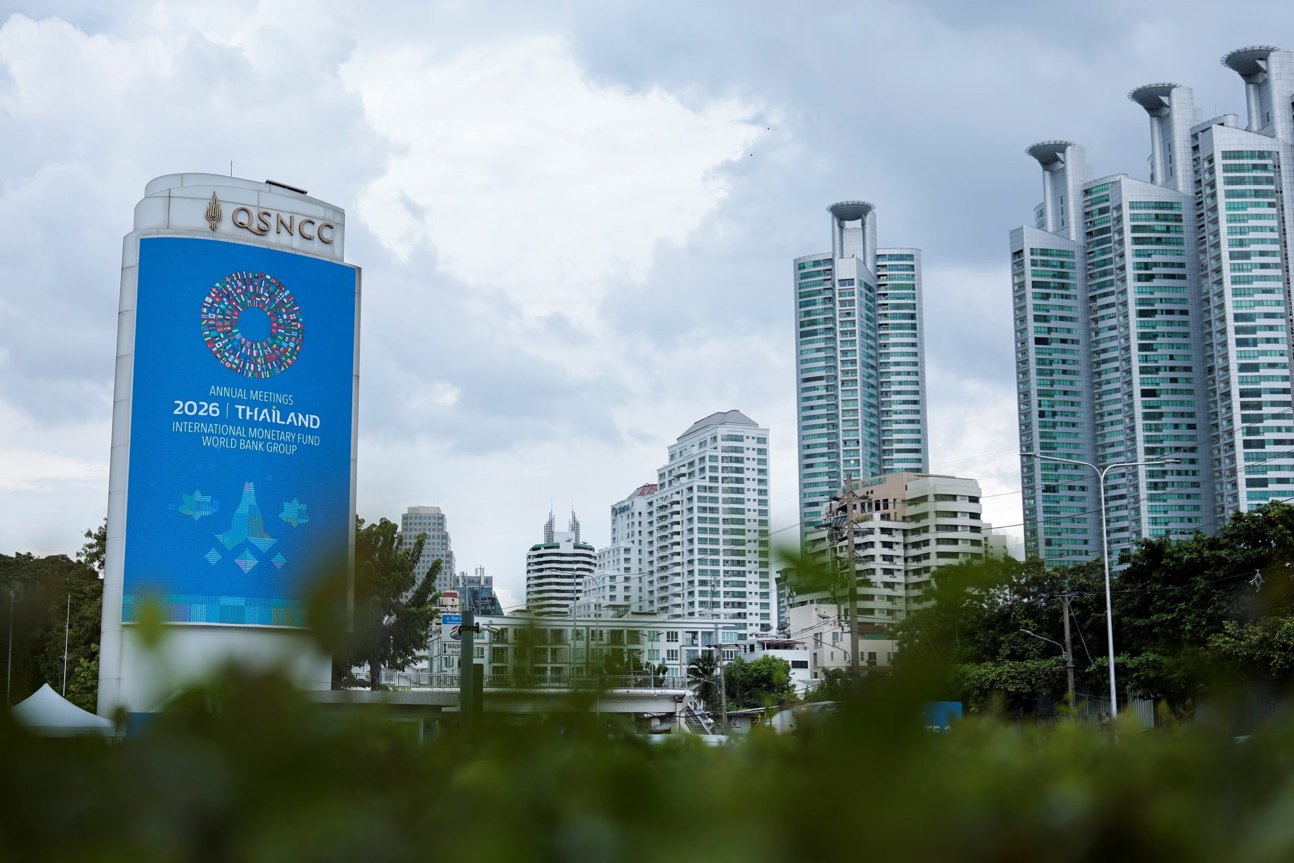 Un cartel se exhibe durante las Reuniones Anuales 2026 del Fondo Monetario Internacional (FMI) y el Banco Mundial en el Centro Nacional de Convenciones Queen Sirikit (QSNCC), en Bangkok, Tailandia (Reuters)