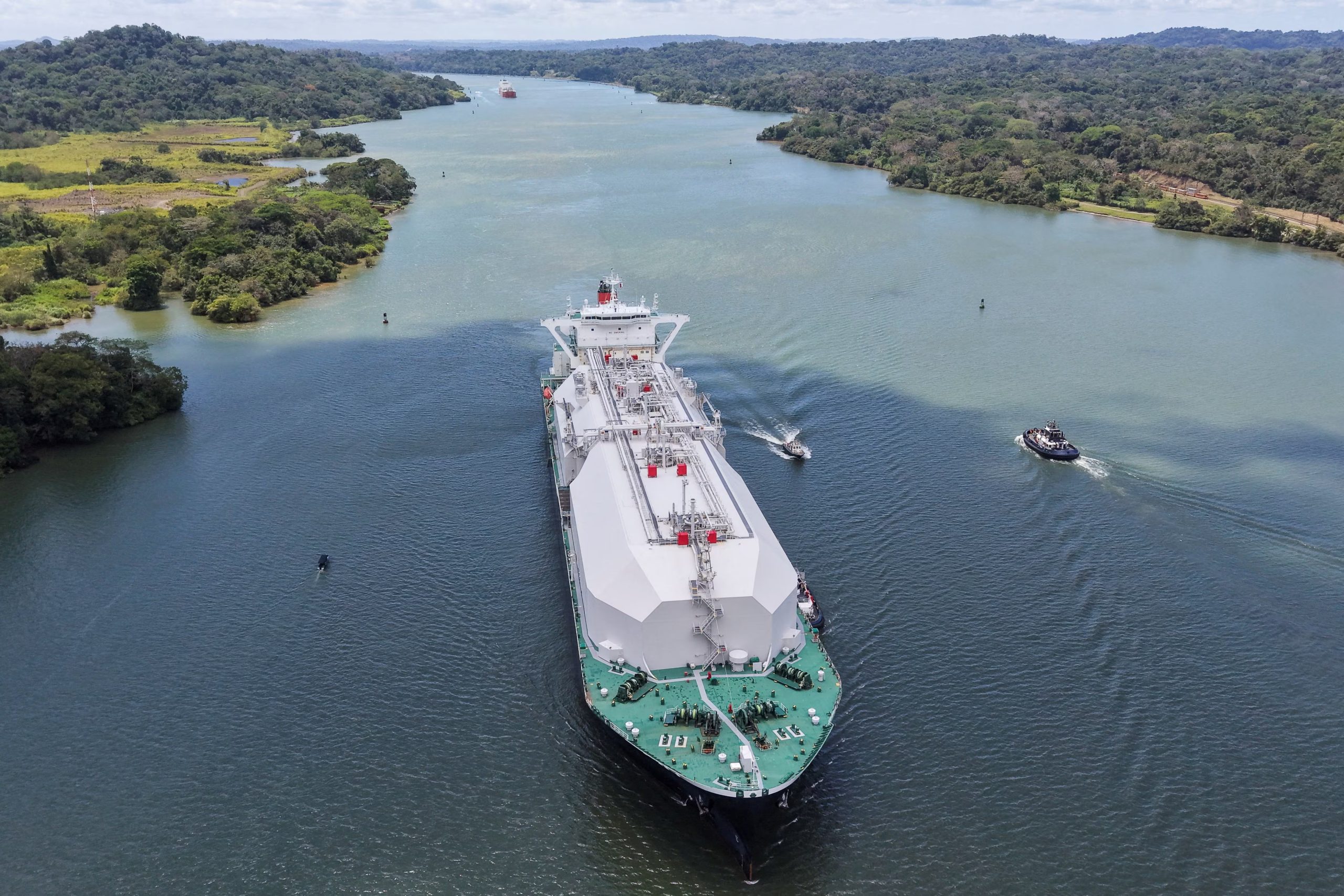 La ruta por el Canal de Panamá puede reducir considerablemente el recorrido de los cargamentos de GNL que salen del Golfo de Estados Unidos con destino al norte de Asia. REUTERS/Enea Lebrun/Archivo