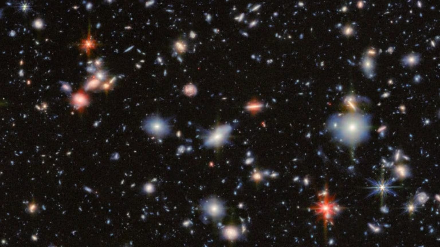 La emisión se ubicó cerca de 1,6 micrómetros en el infrarrojo, una longitud de onda que admite explicaciones muy diferentes posibles
 - ESA/WEBB, NASA & CSA

