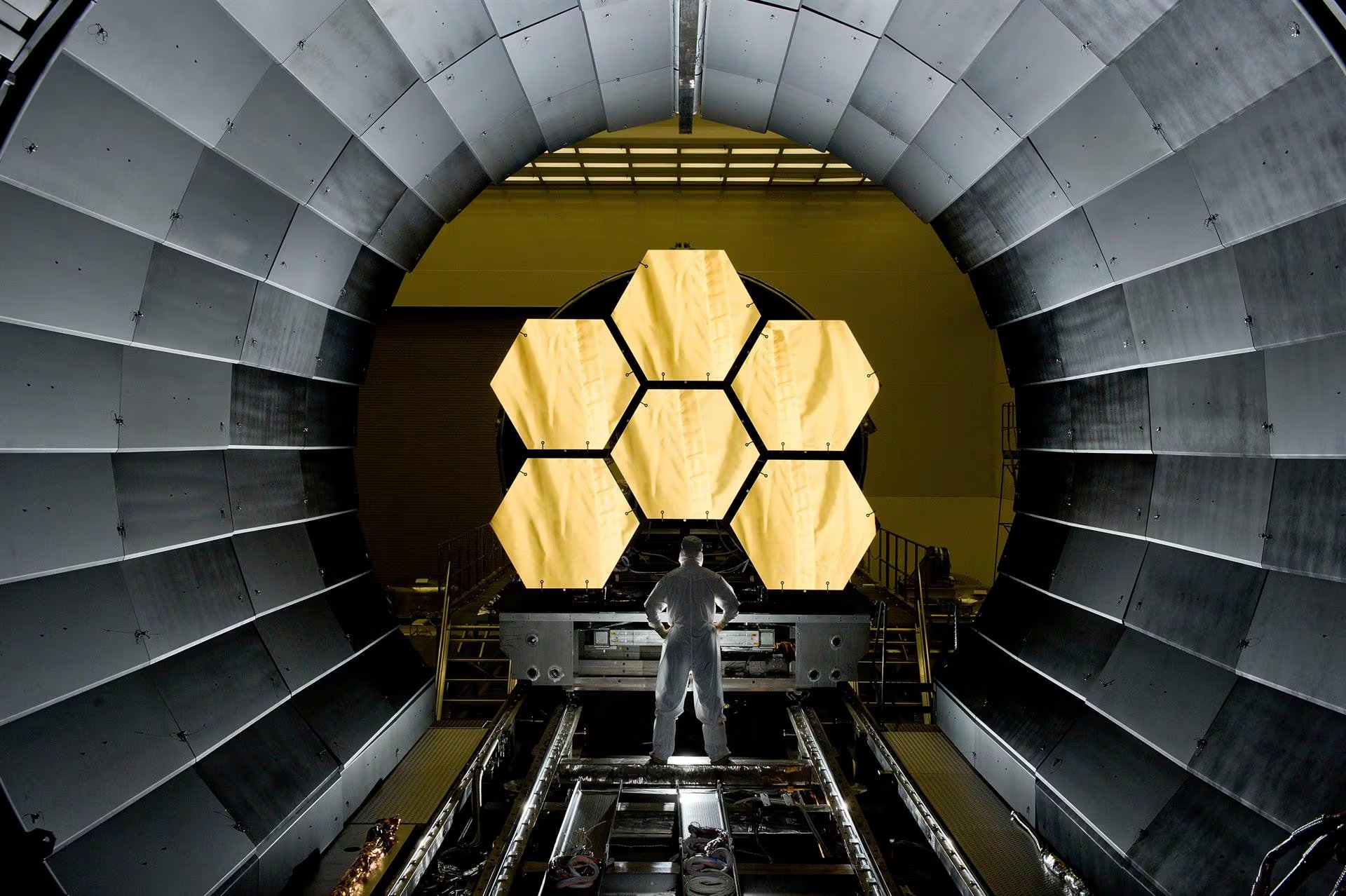 Nuevos espectros más sensibles permitirán medir el desplazamiento al rojo y definir el origen físico de la fuente desconocida detectada (NASA)
