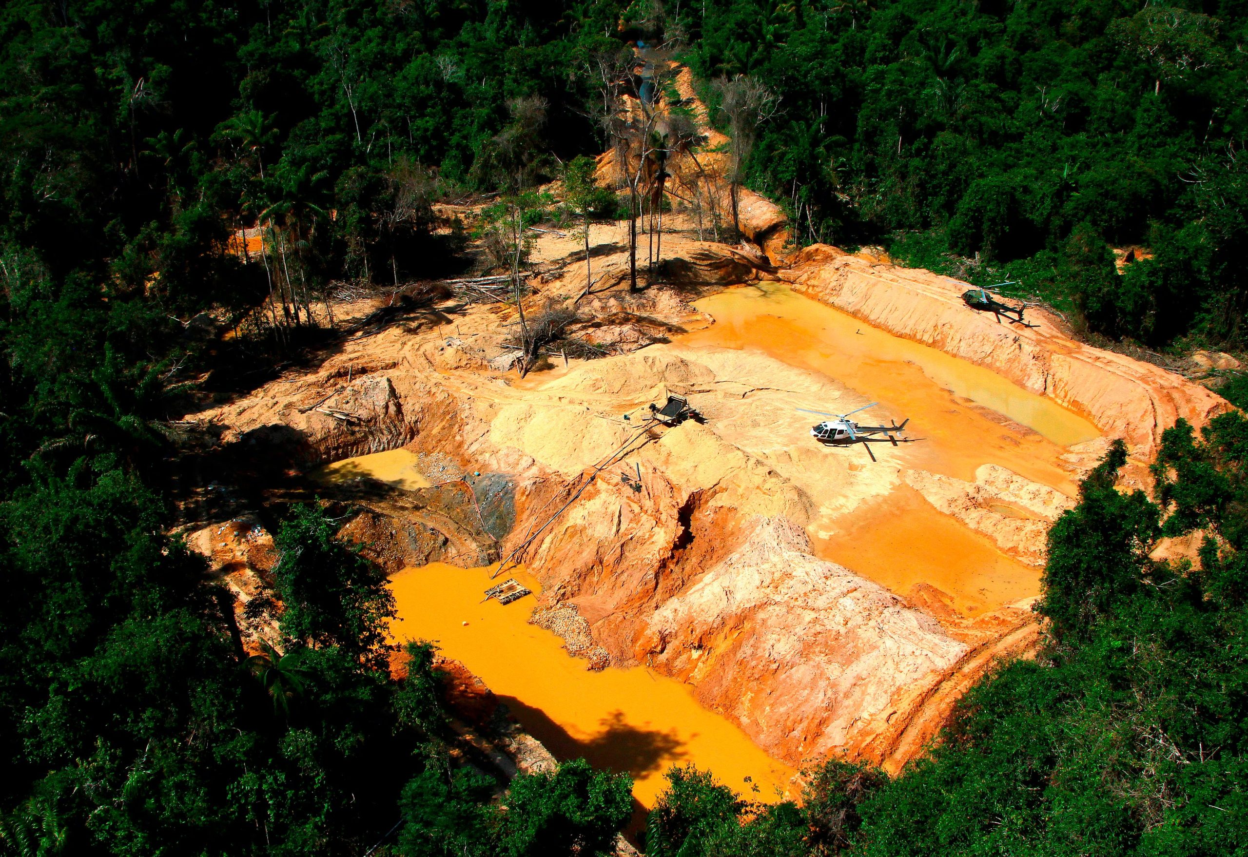 Operativo contra la minería ilegal (AP/Edmar Barros)
