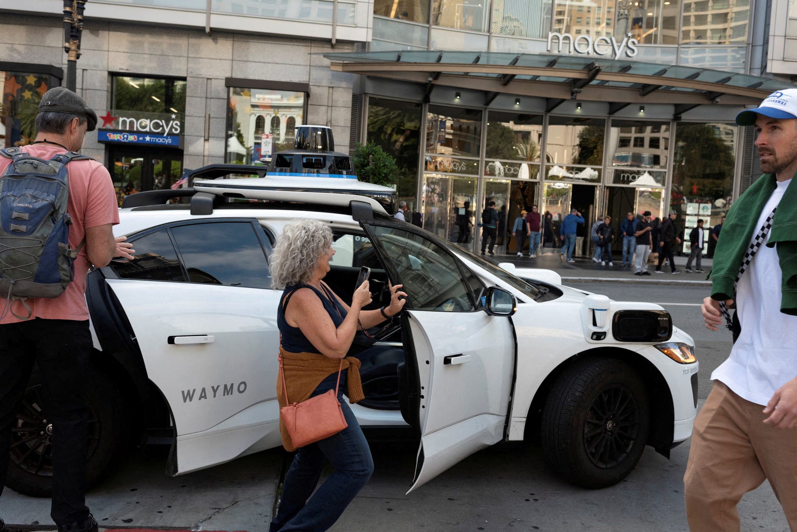 La tecnología puede identificar obstáculos y usuarios de la vía a una distancia de hasta 300 metros. REUTERS/Laure Andrillon/File Photo