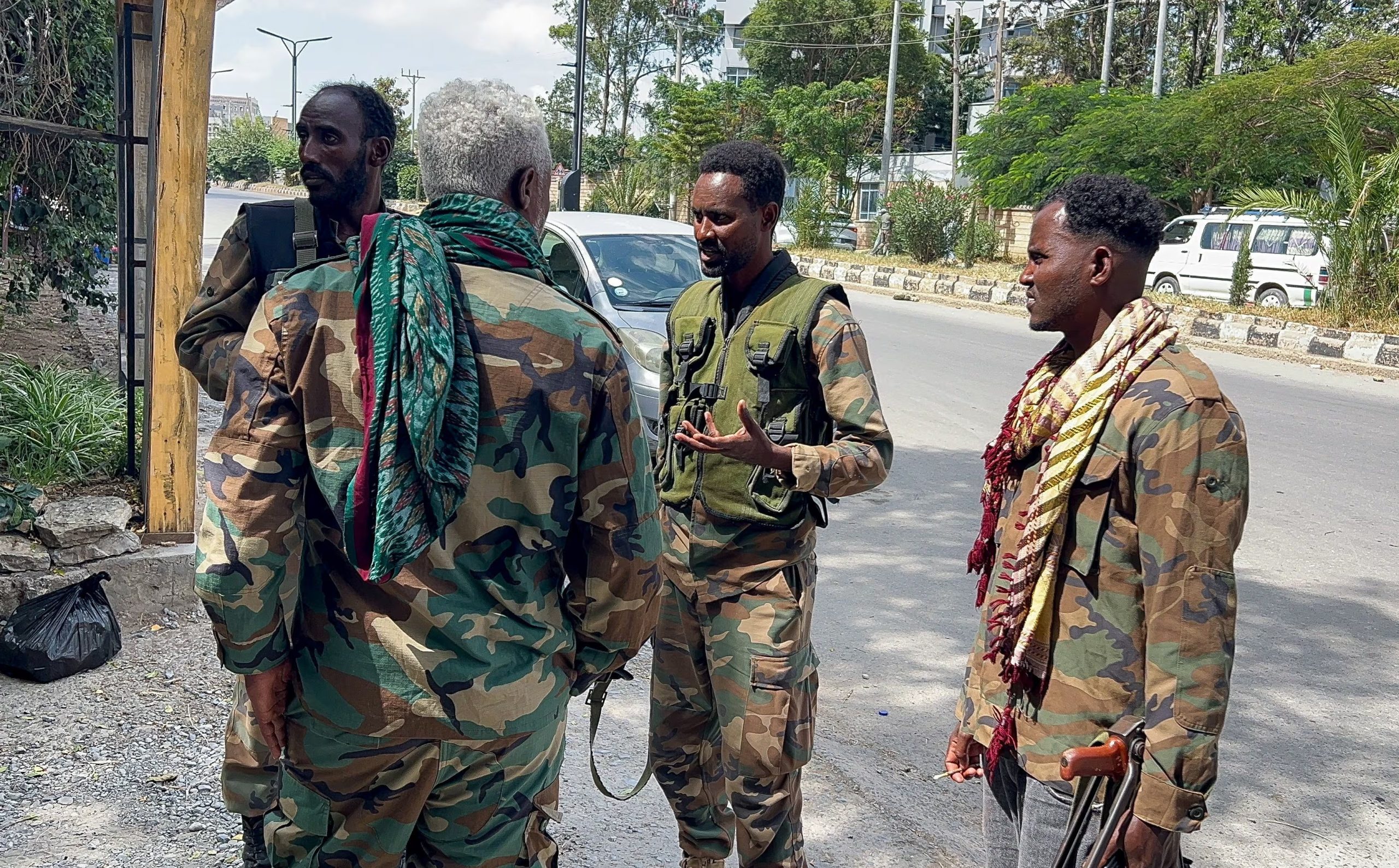 Miembros de la Fuerza de Paz de Tigray (FPT), progubernamental, patrullan tras la retirada del TPLF de Mekelle, capital de la región etíope de Tigray. 6 de octubre de 2026 (Reuters)
