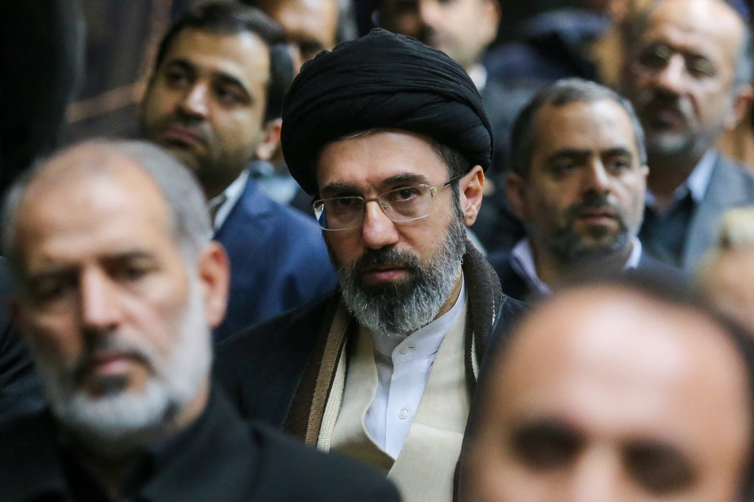 El líder supremo Mojtaba Khamenei en el centro de la imagen (REUTERS/Archivo)